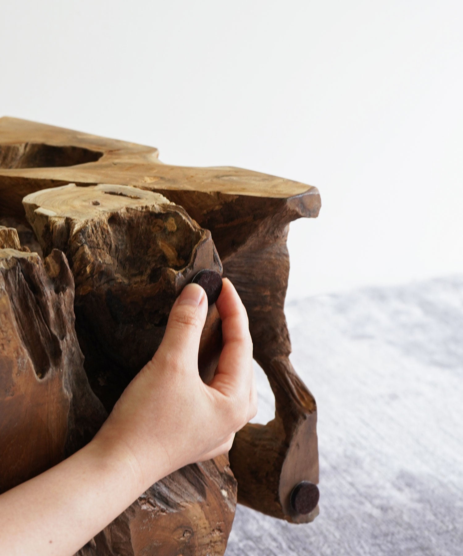 床に傷がつかないよう、フェルトシールが付属しています。ラグを敷かずに使用する場合はフェルトシールの使用をおすすめしています。底面の安定する部分に貼ってご使用ください。