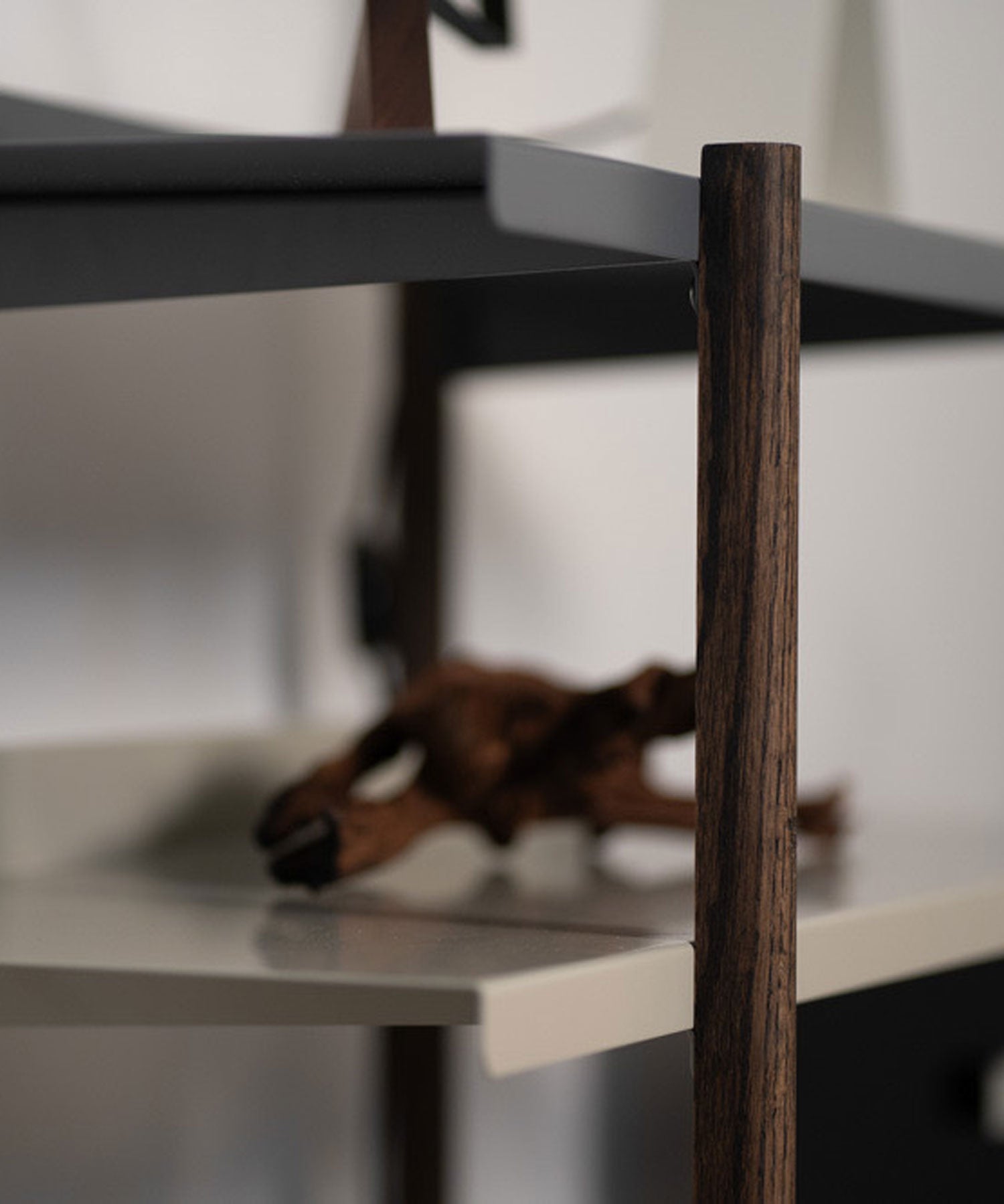 脚部は100％植物由来、ドイツのOSMOオイルで仕上げました。