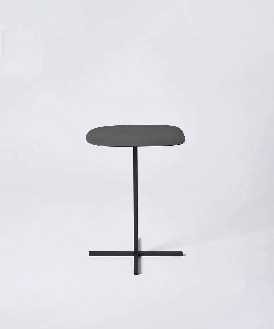 DUENDE（デュエンデ）SOLID STEEL TABLE｜十字の脚部が特徴のサイド