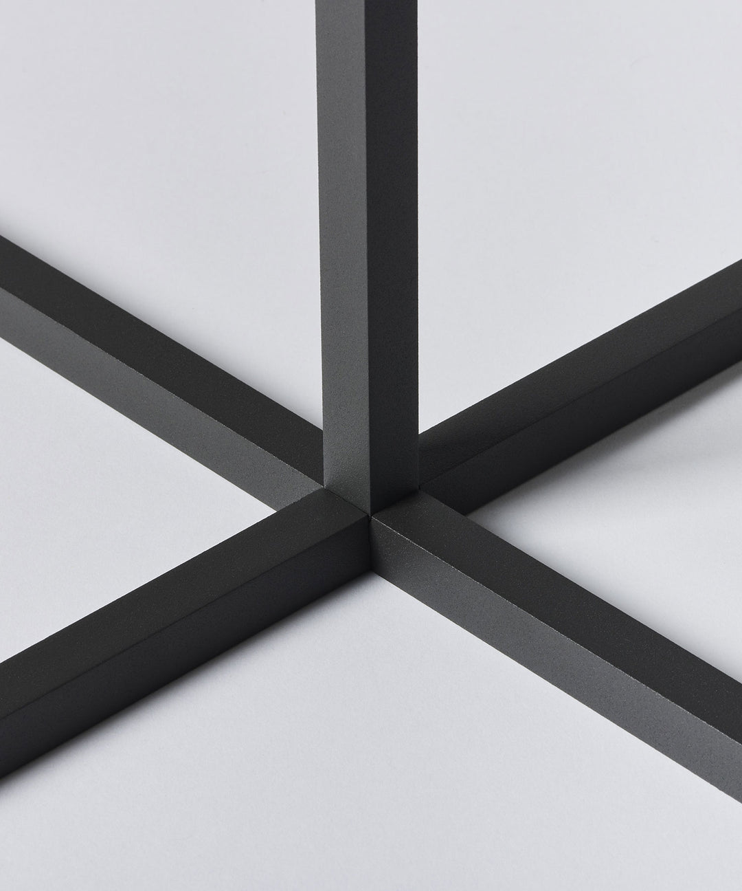 DUENDE（デュエンデ）SOLID STEEL TABLE｜十字の脚部が特徴のサイド