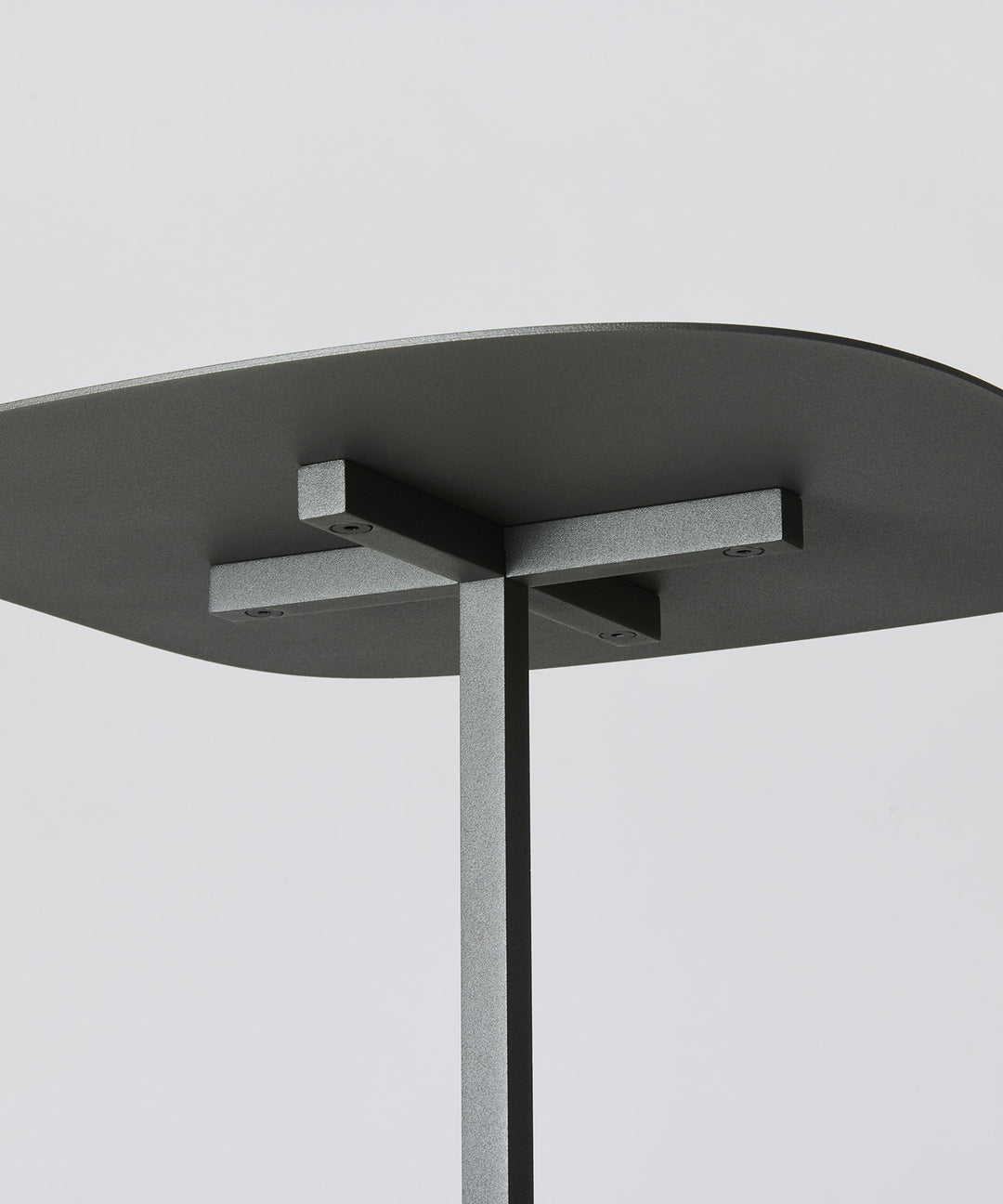 DUENDE（デュエンデ）SOLID STEEL TABLE｜十字の脚部が特徴のサイド