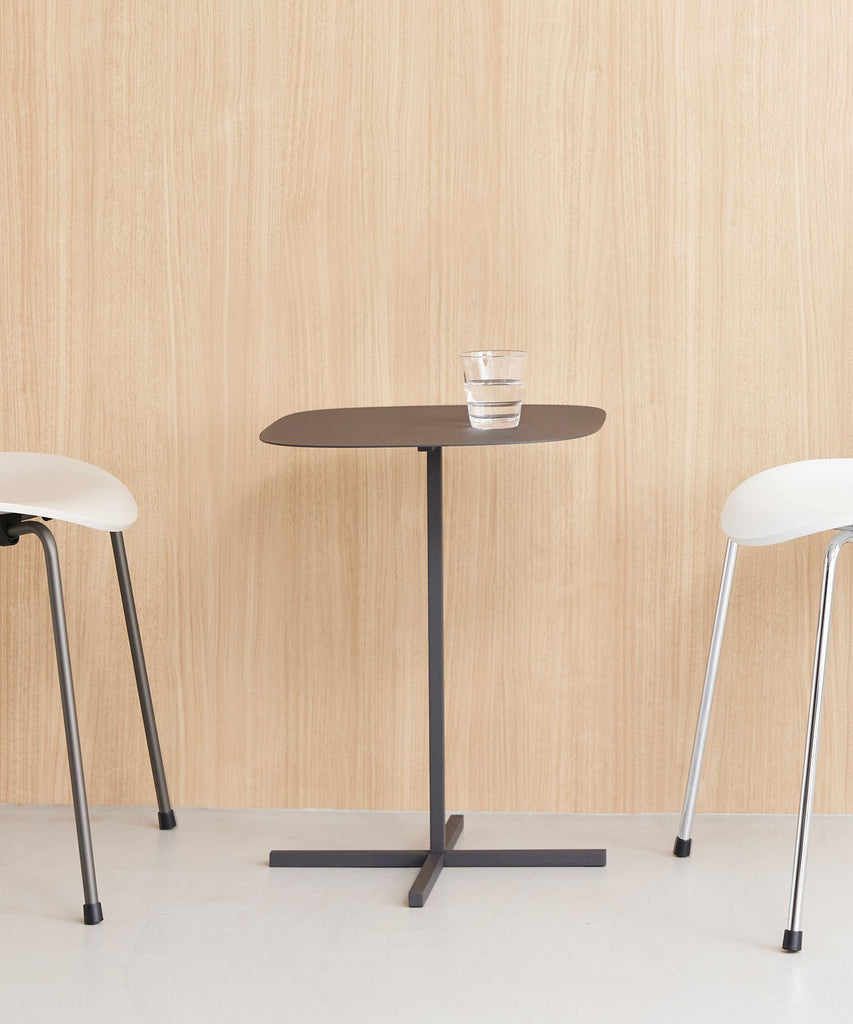 DUENDE（デュエンデ）SOLID STEEL TABLE｜十字の脚部が特徴の