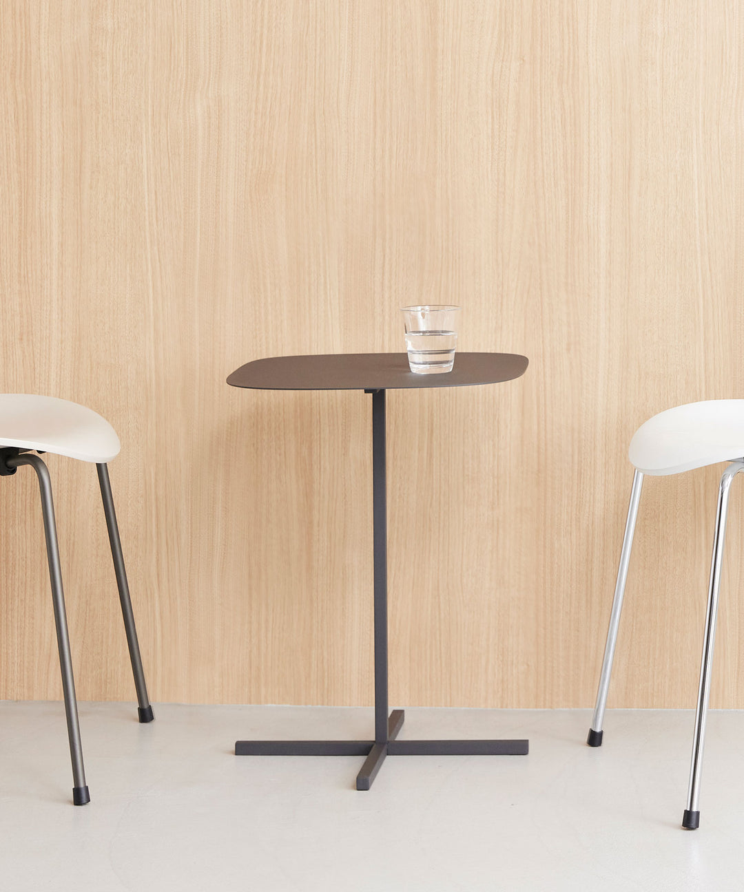 DUENDE サイドテーブル DUENDE（デュエンデ）SOLID STEEL TABLE｜十字の脚部が特徴のサイド