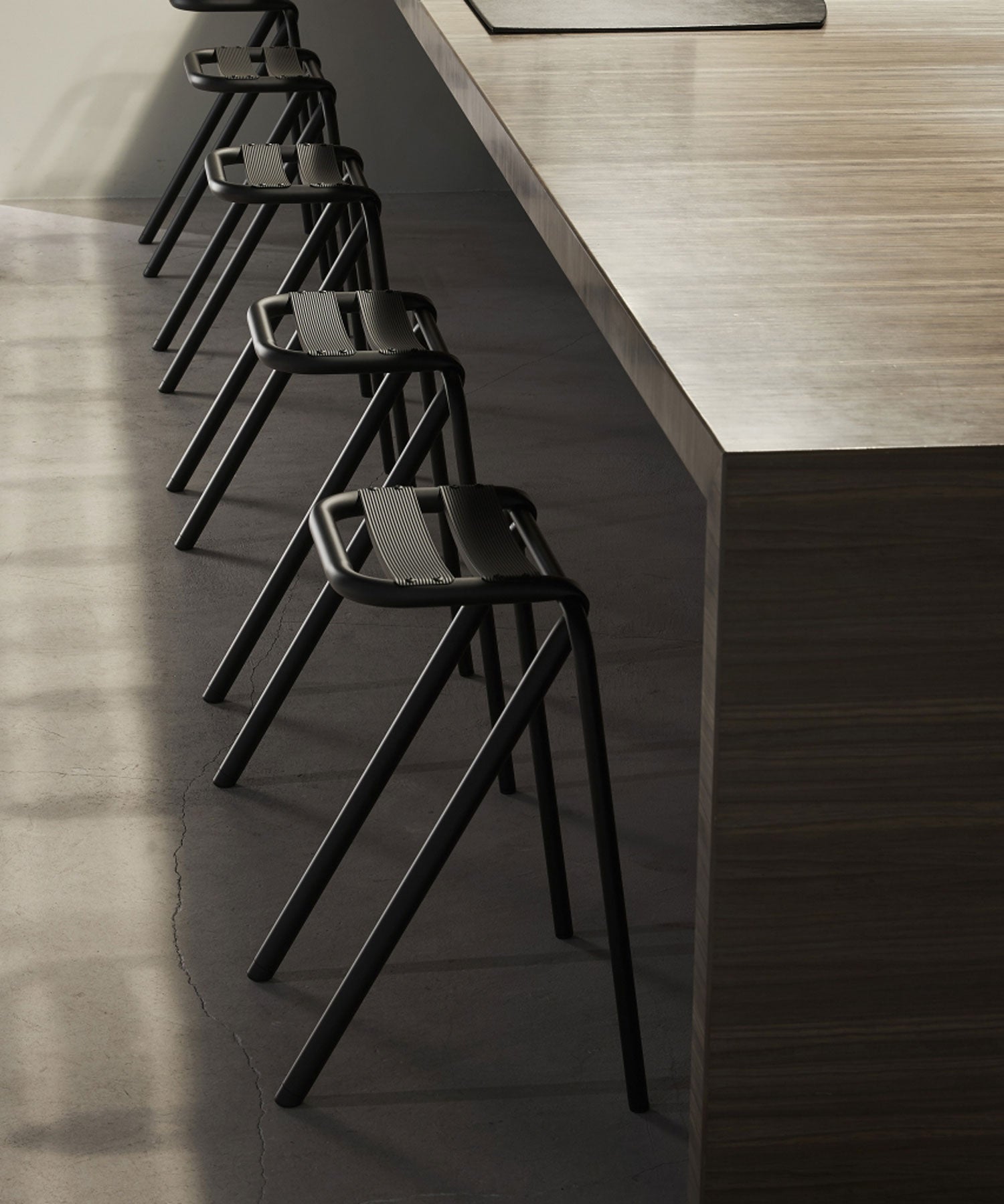 DUENDE（デュエンデ）BENT STOOL｜使う場所を選ばない