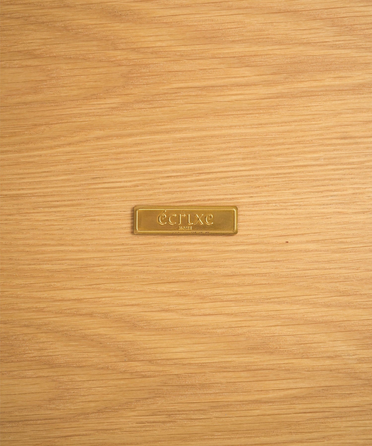真鍮製のecruxeロゴプレート付き。