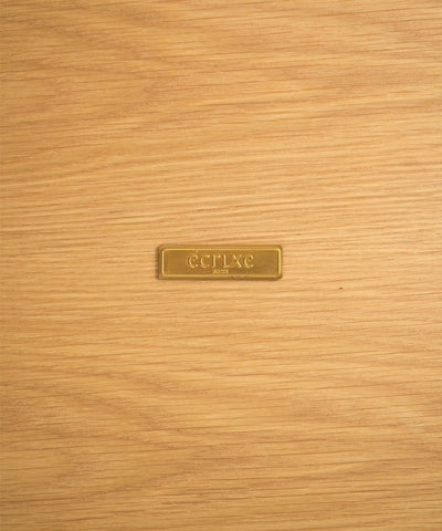 真鍮製のecruxeロゴプレート付き。