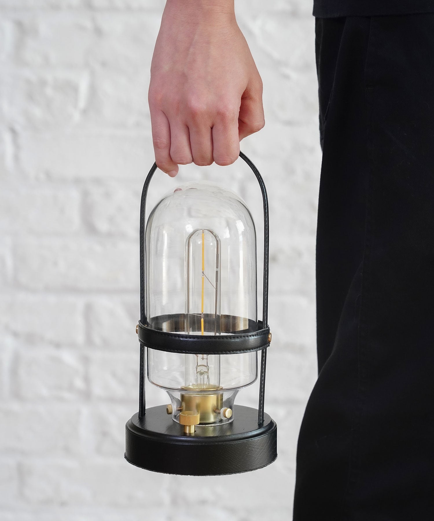 「持ち歩ける灯り」として嬉しい
レザーの持ち手つき＆充電式