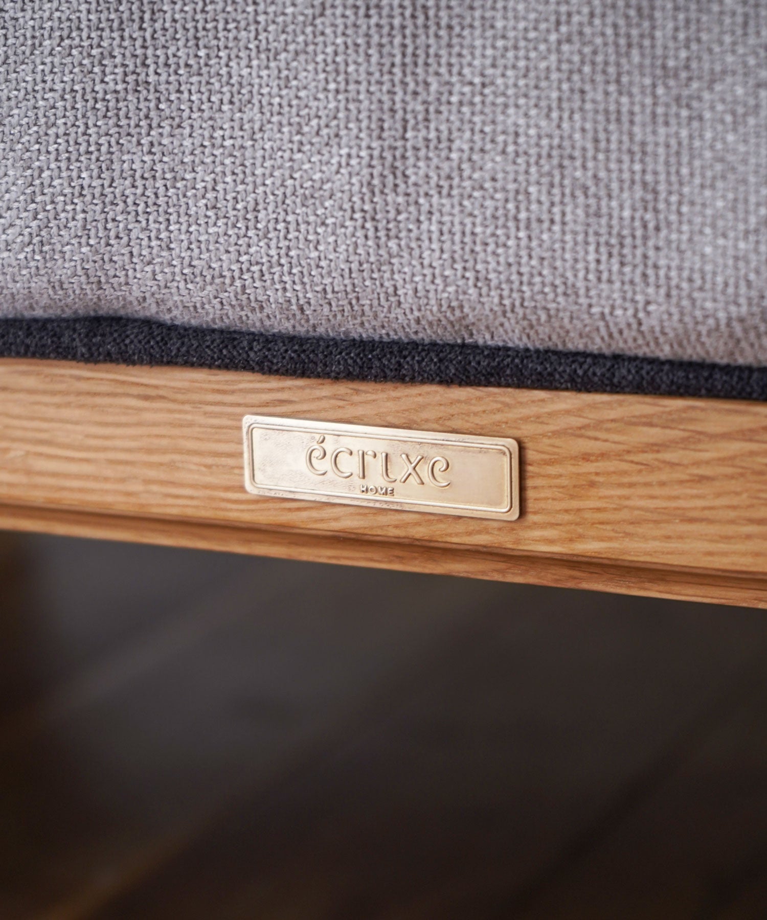 真鍮製のecruxeロゴプレート付き。