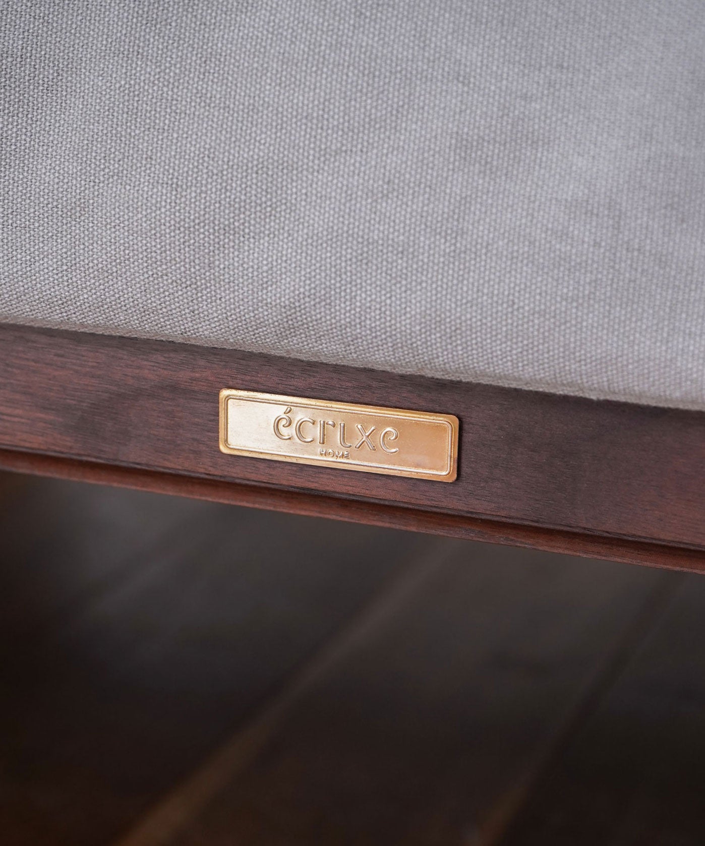 真鍮製のecruxeロゴプレート付き。