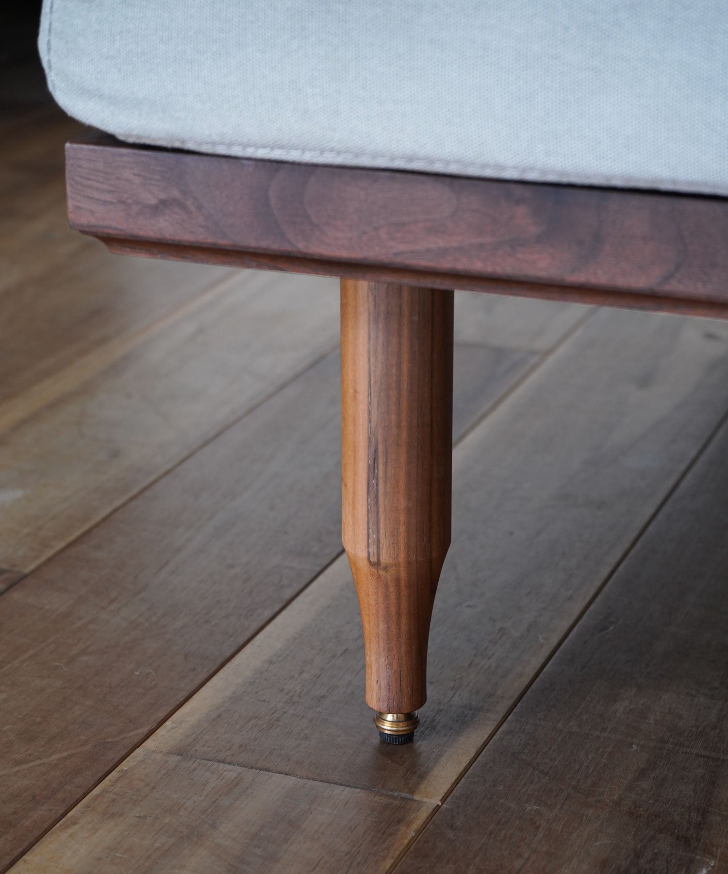 アジャスターも真鍮製。細部までこだわりの詰まったデザインです。