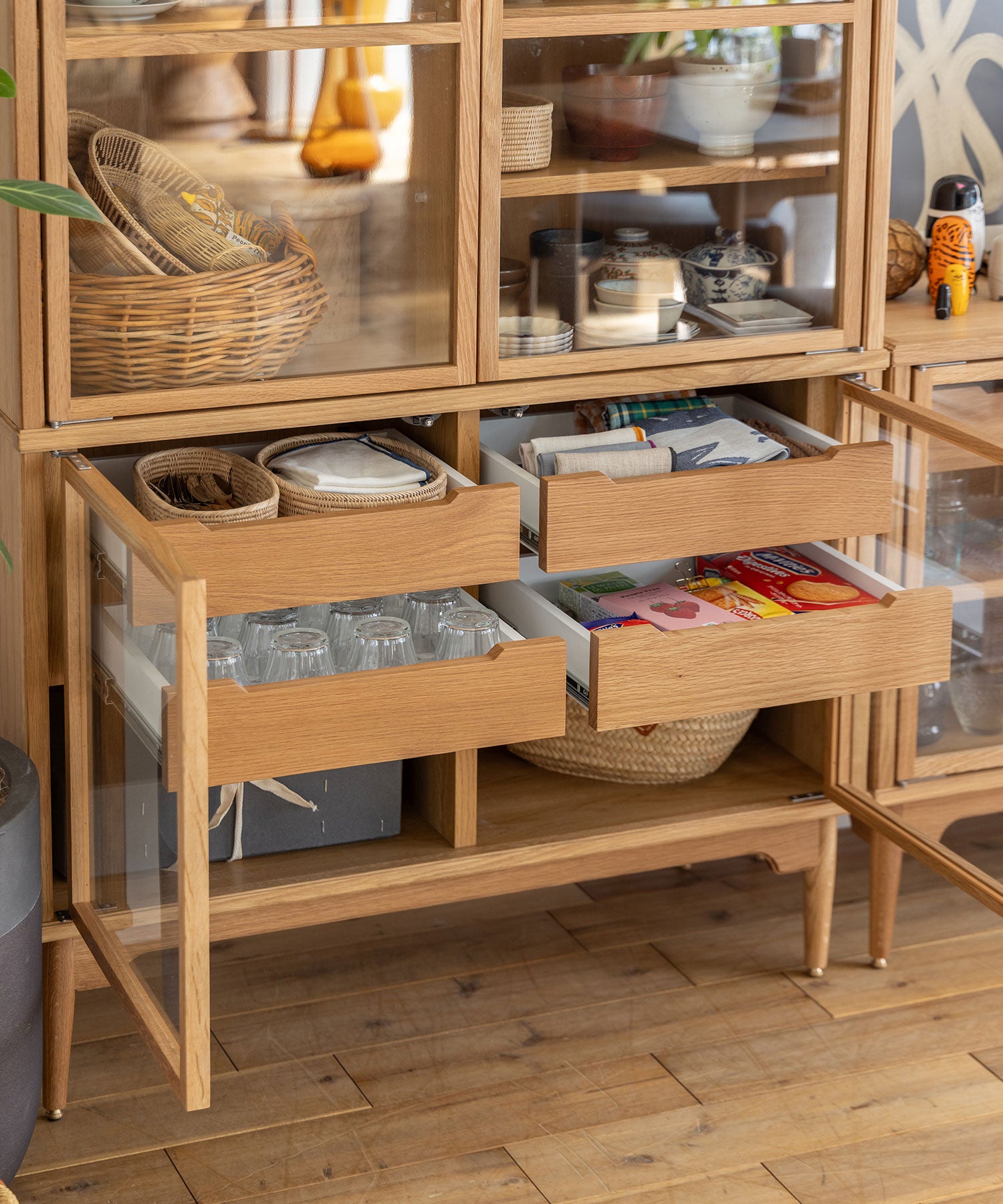EPI GLASS CABINET