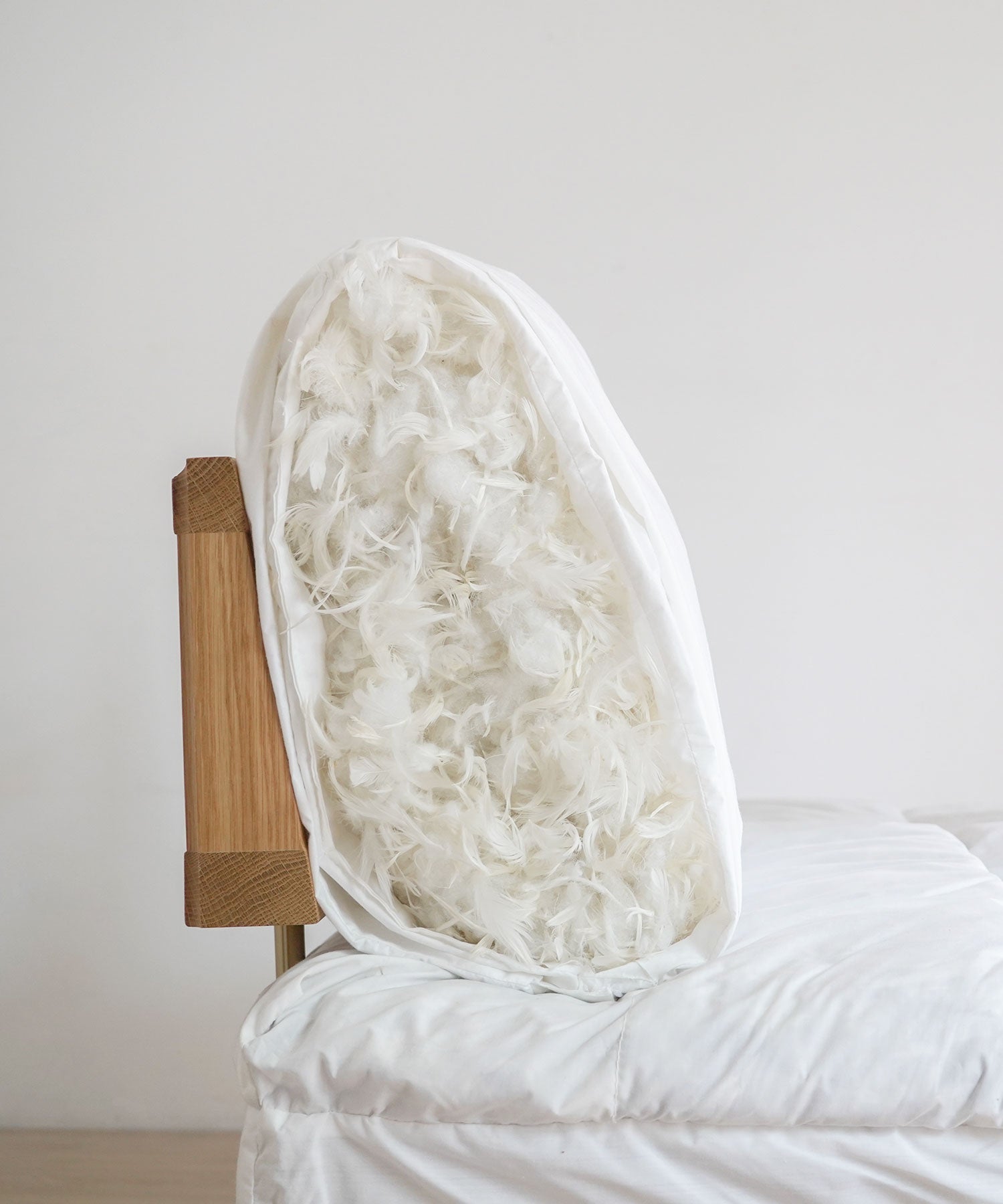 中材はスモールフェザー＆シリコンフィル。柔らかさと弾力性を備え、型崩れも起きにくいクッションです。