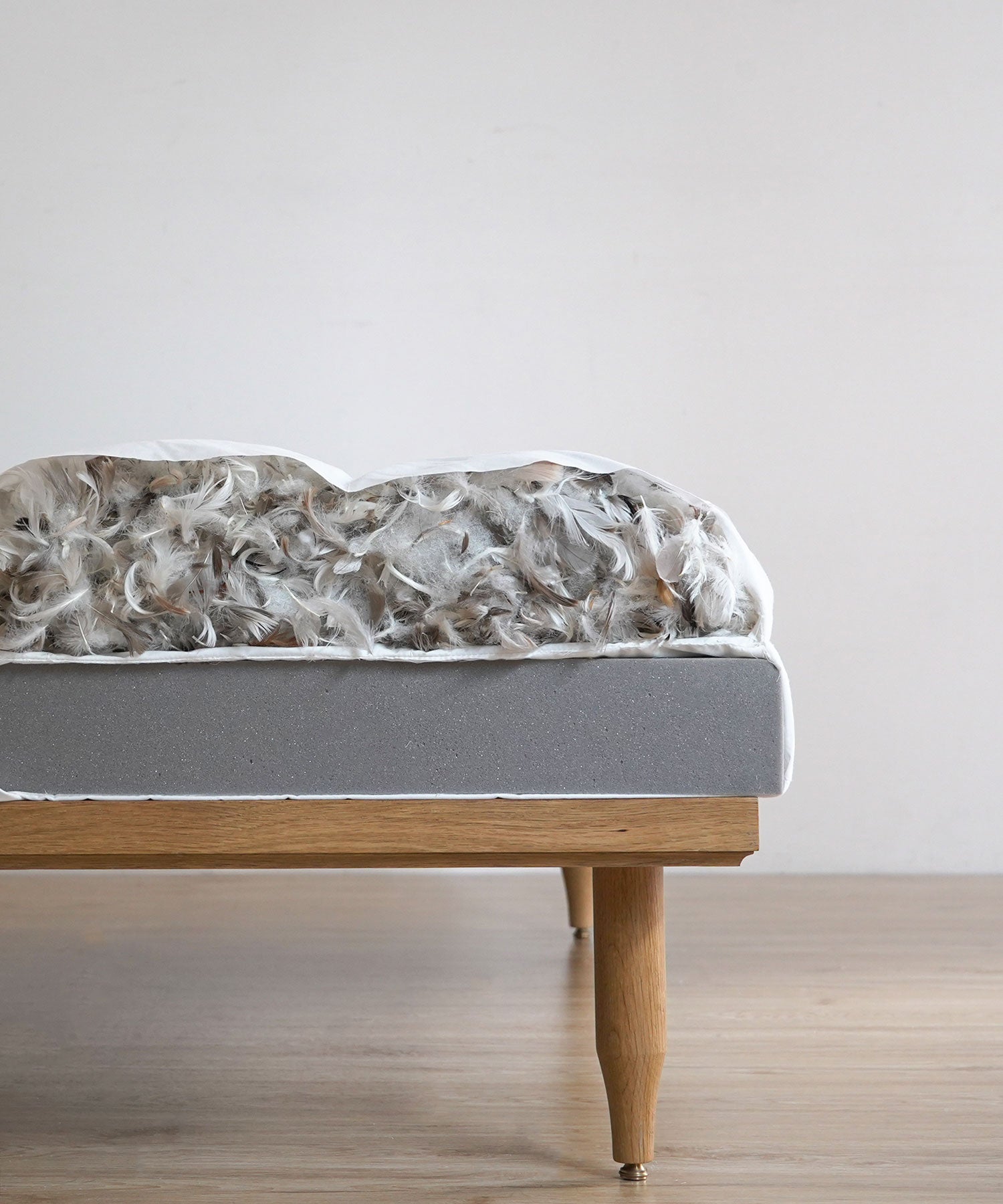 座面には背クッションと同じスモールフェザー＆シリコンフィル、底面にウレタンフォームを使用しています。