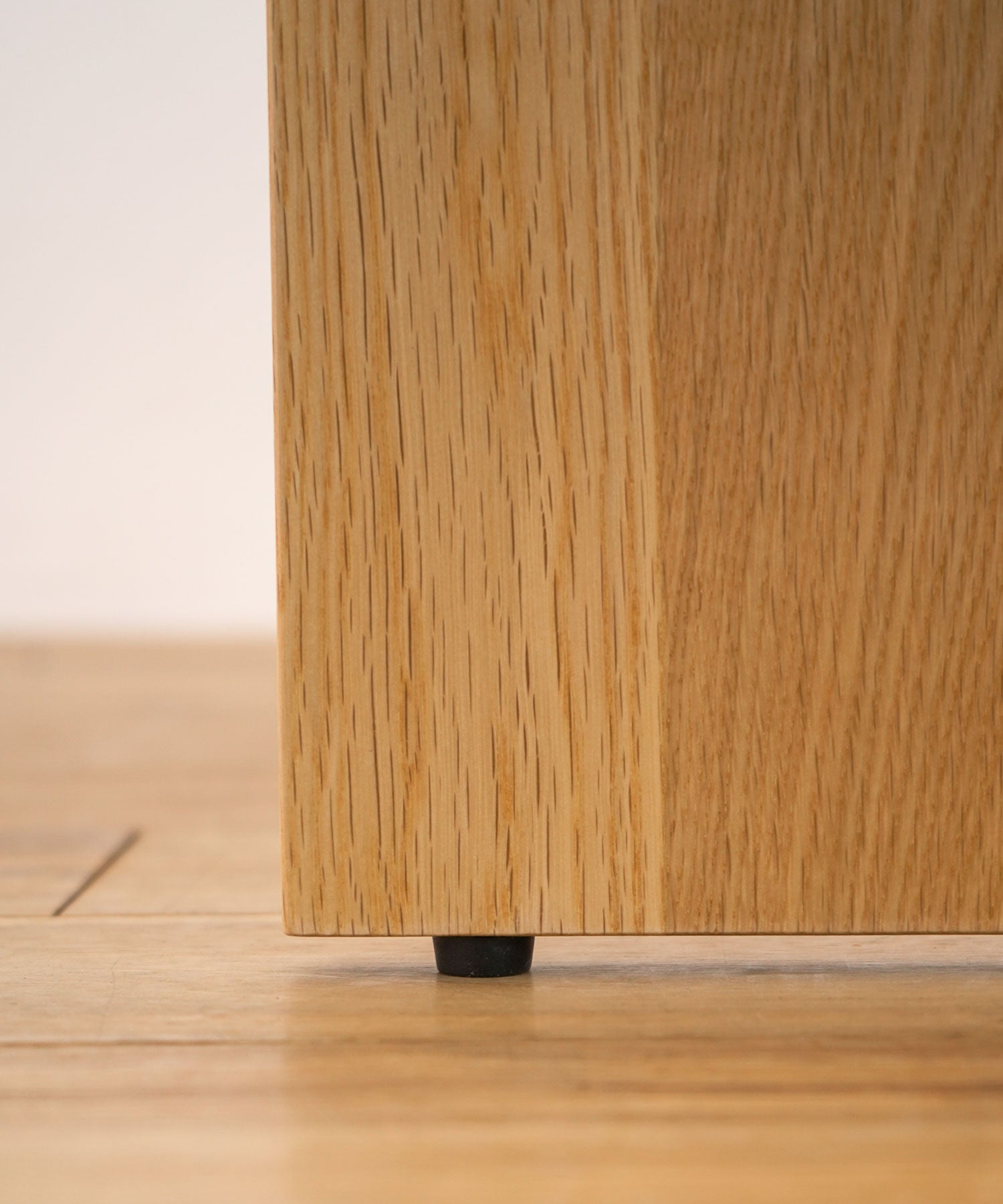 付属のアジャスターでガタツキの調整も可能。