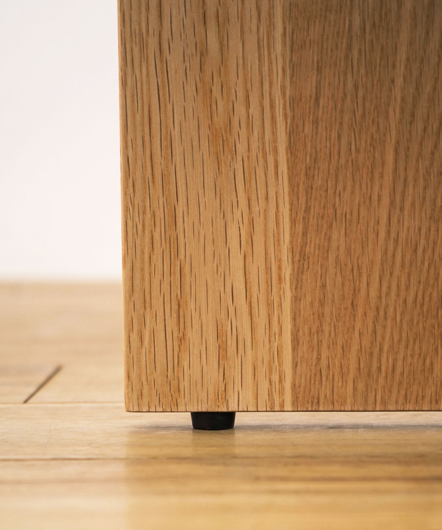 床を傷つけにくい素材のアジャスター付き。