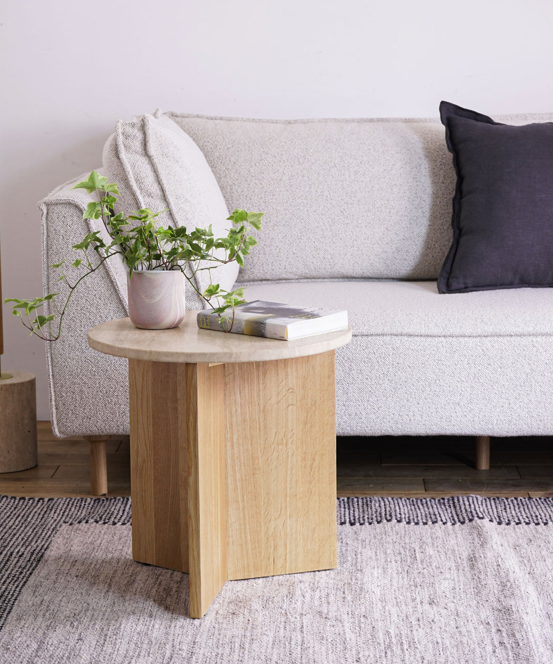 ecruxe / AMICA ROUND SIDE TABLE｜ナチュラルなデザインの