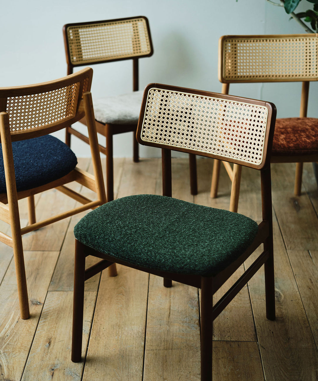 ころん　タイムレスコンフォート　ecruxe エクリュクス ecruxe（エクリュクス）CARINA CHAIR BROWN - シックなデザイン
