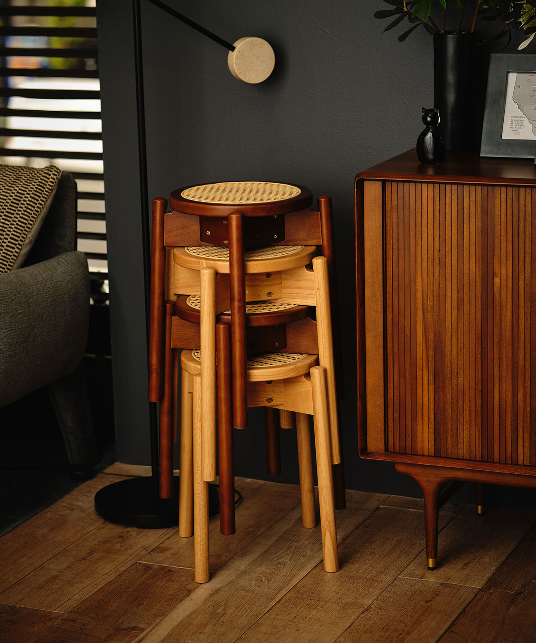 ecruxe｜CARINA STOOL｜サイドテーブルにもなる多用途な洗練デザイン