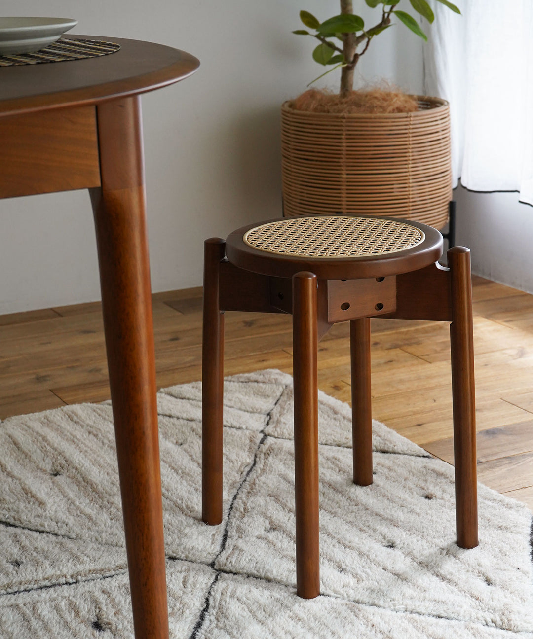 ecruxe｜CARINA STOOL｜サイドテーブルにもなる多用途な洗練デザイン