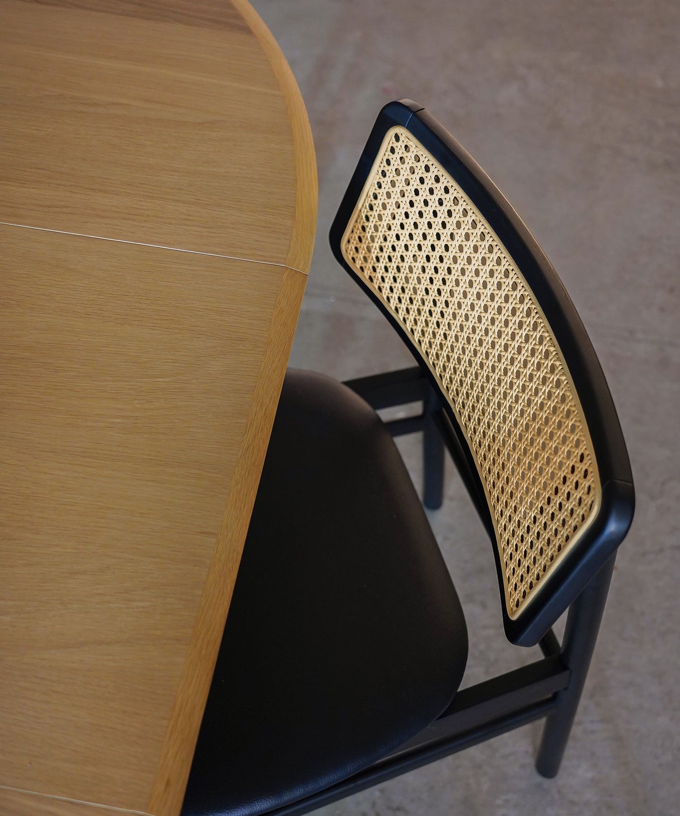 【予約・1月上旬入荷予定】CARINA CHAIR BLACK