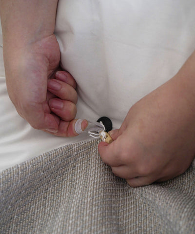 背クッションのボタン部分は、内側から固定して使用してください。