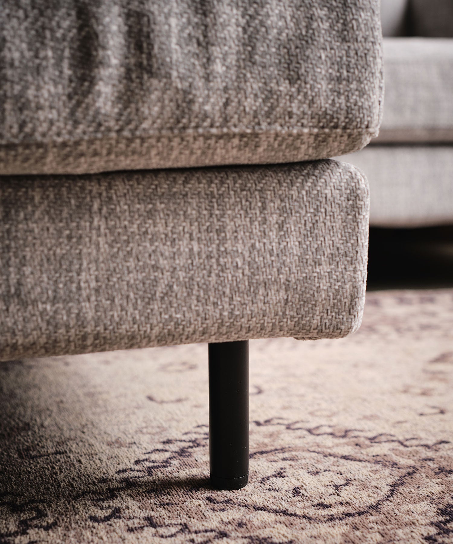 脚部は13cmの高さでお掃除ロボットもスムーズに使えます。