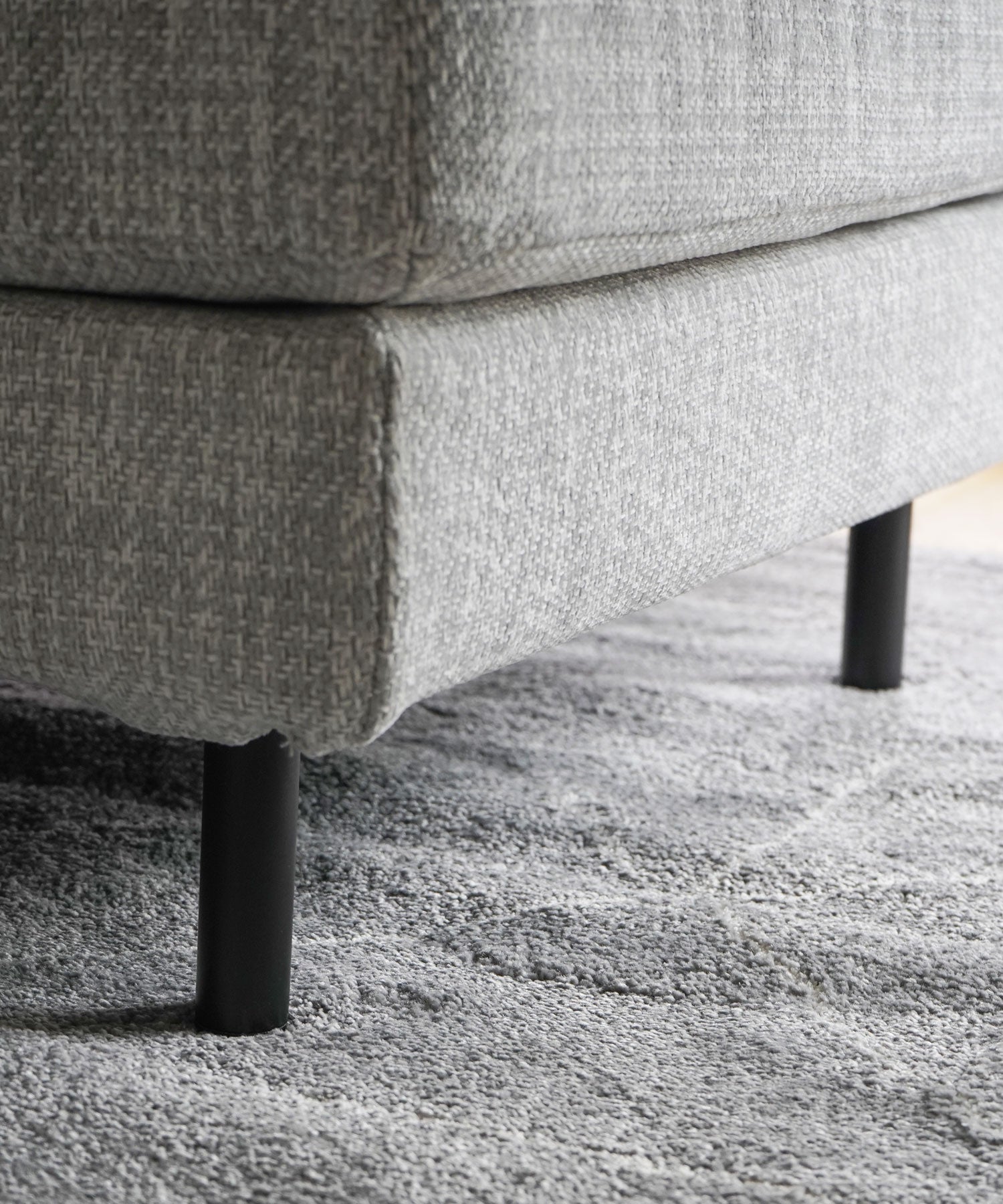 脚部は13cmの高さでお掃除ロボットもスムーズに使えます。