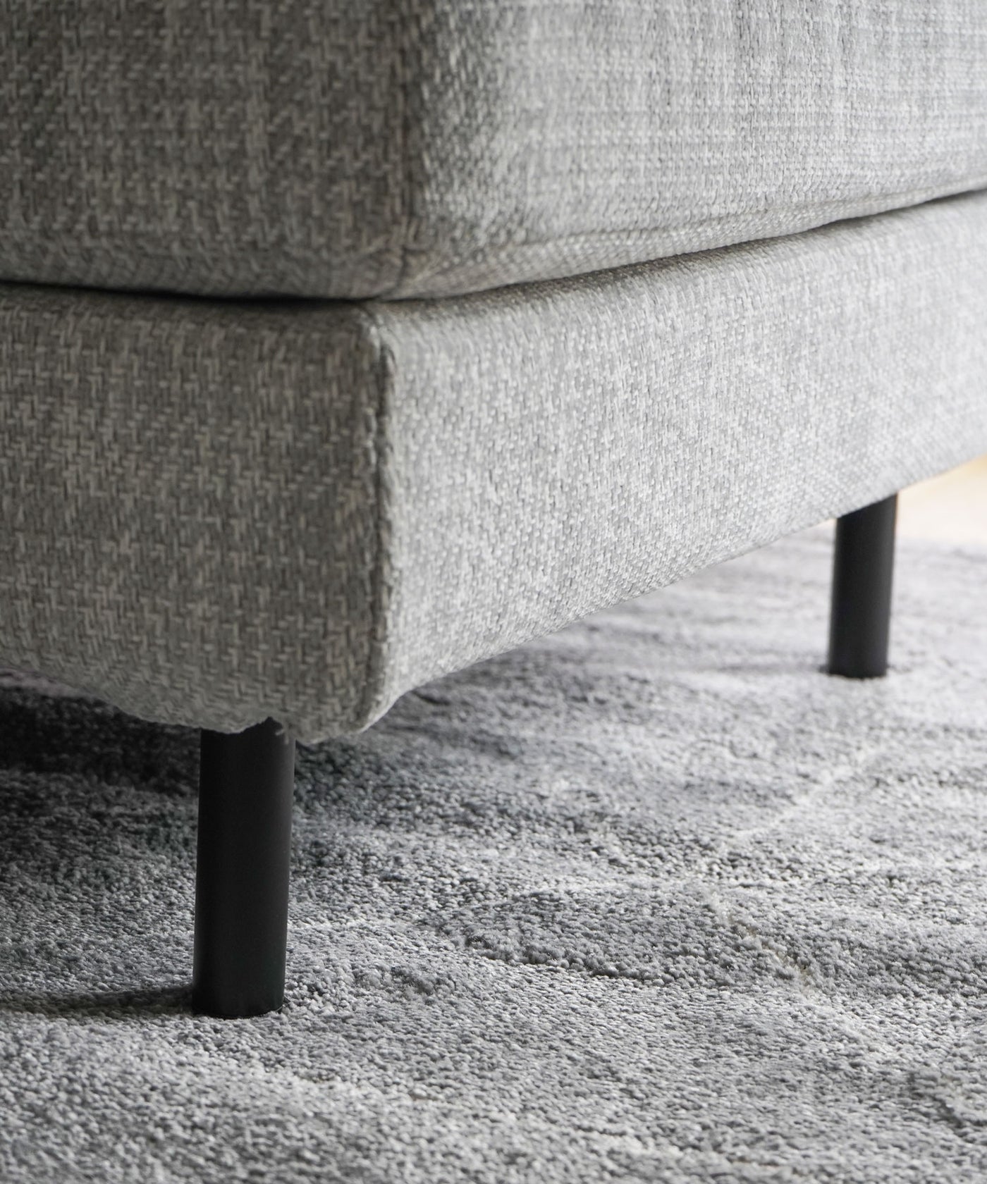 脚部は13cmの高さでお掃除ロボットもスムーズに使えます。