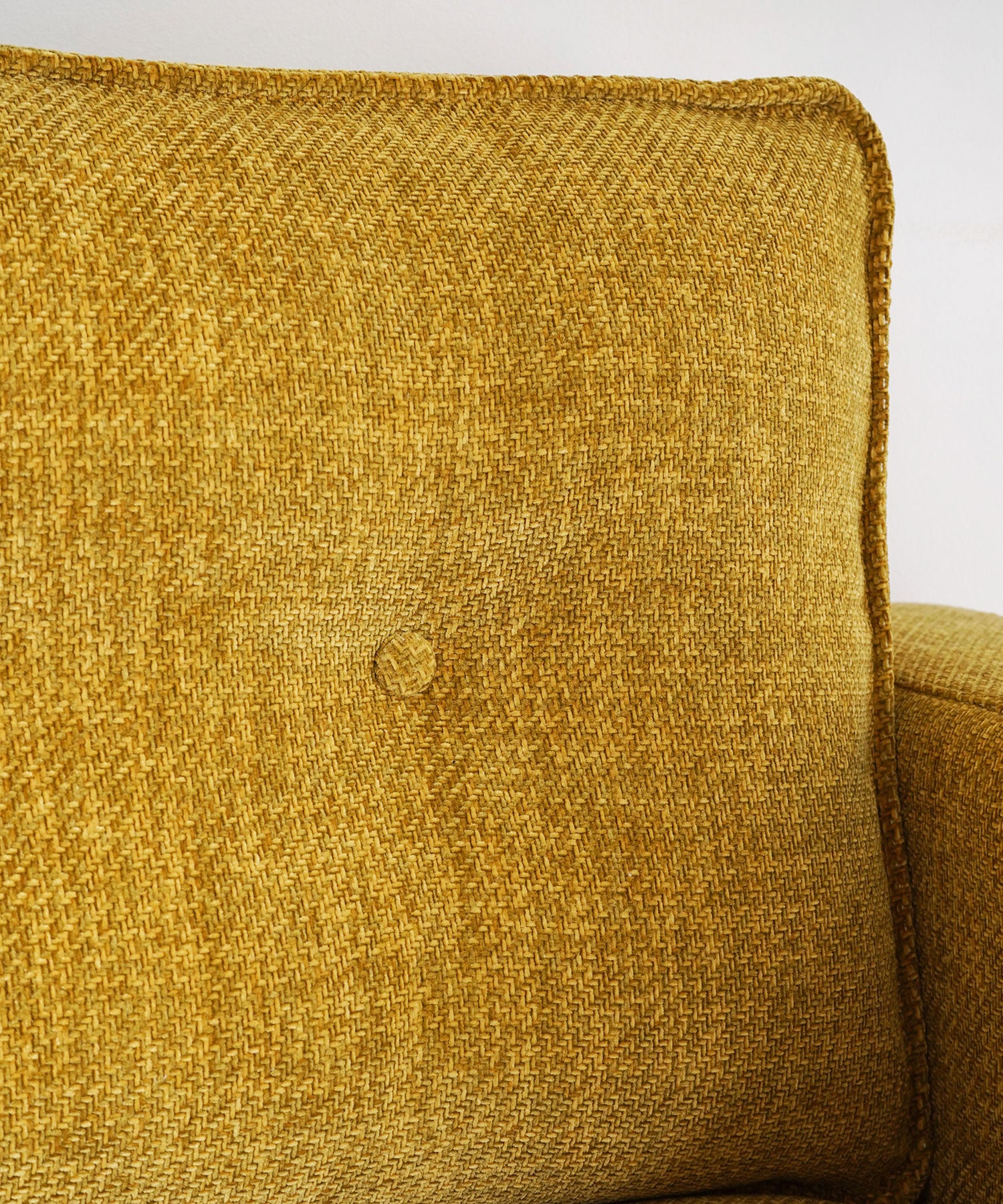 アクセントのくるみボタンは、クッションの形状を保つ役割も。