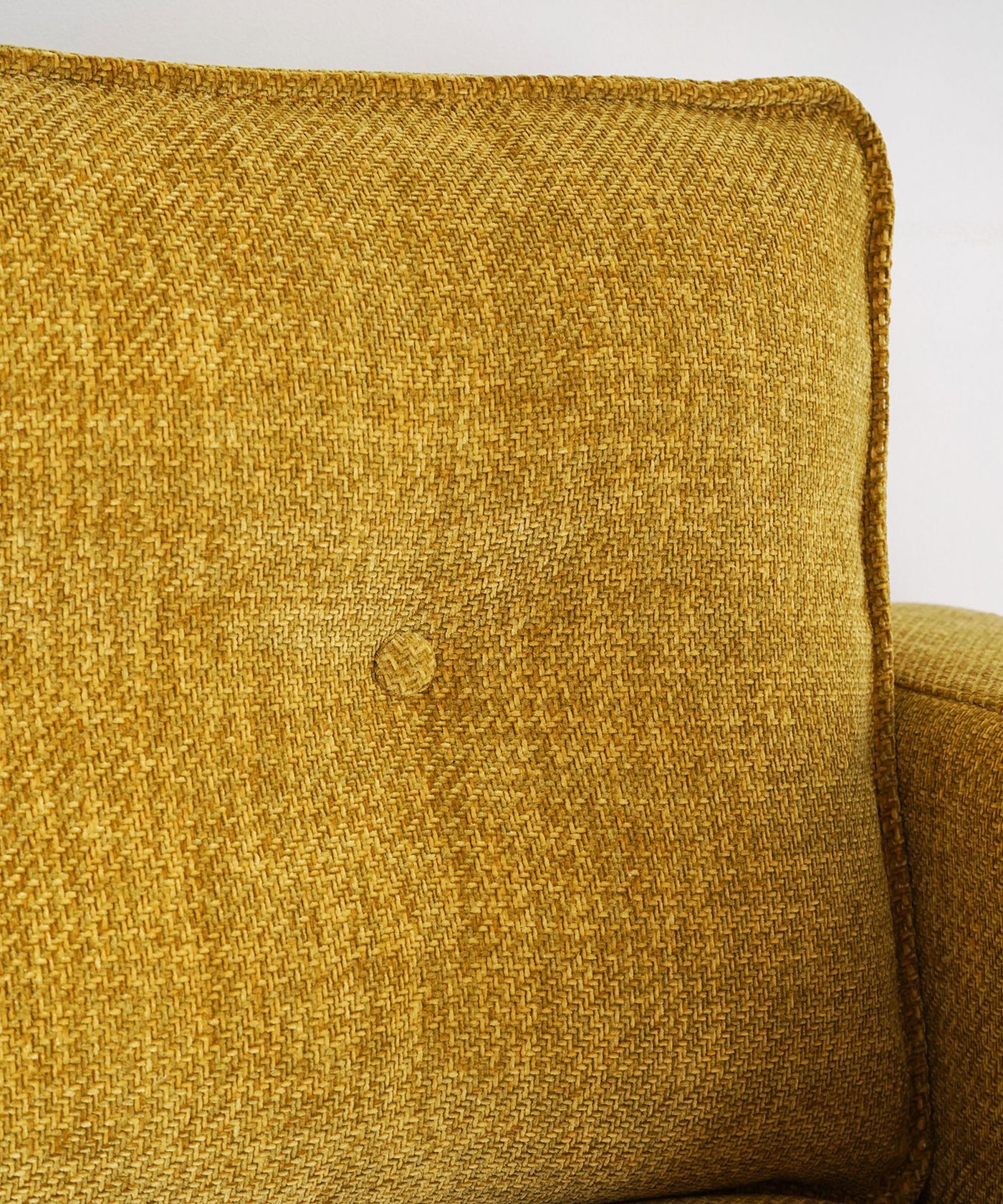 アクセントのくるみボタンは、クッションの形状を保つ役割も。