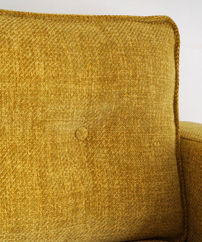 アクセントのくるみボタンは、クッションの形状を保つ役割も。