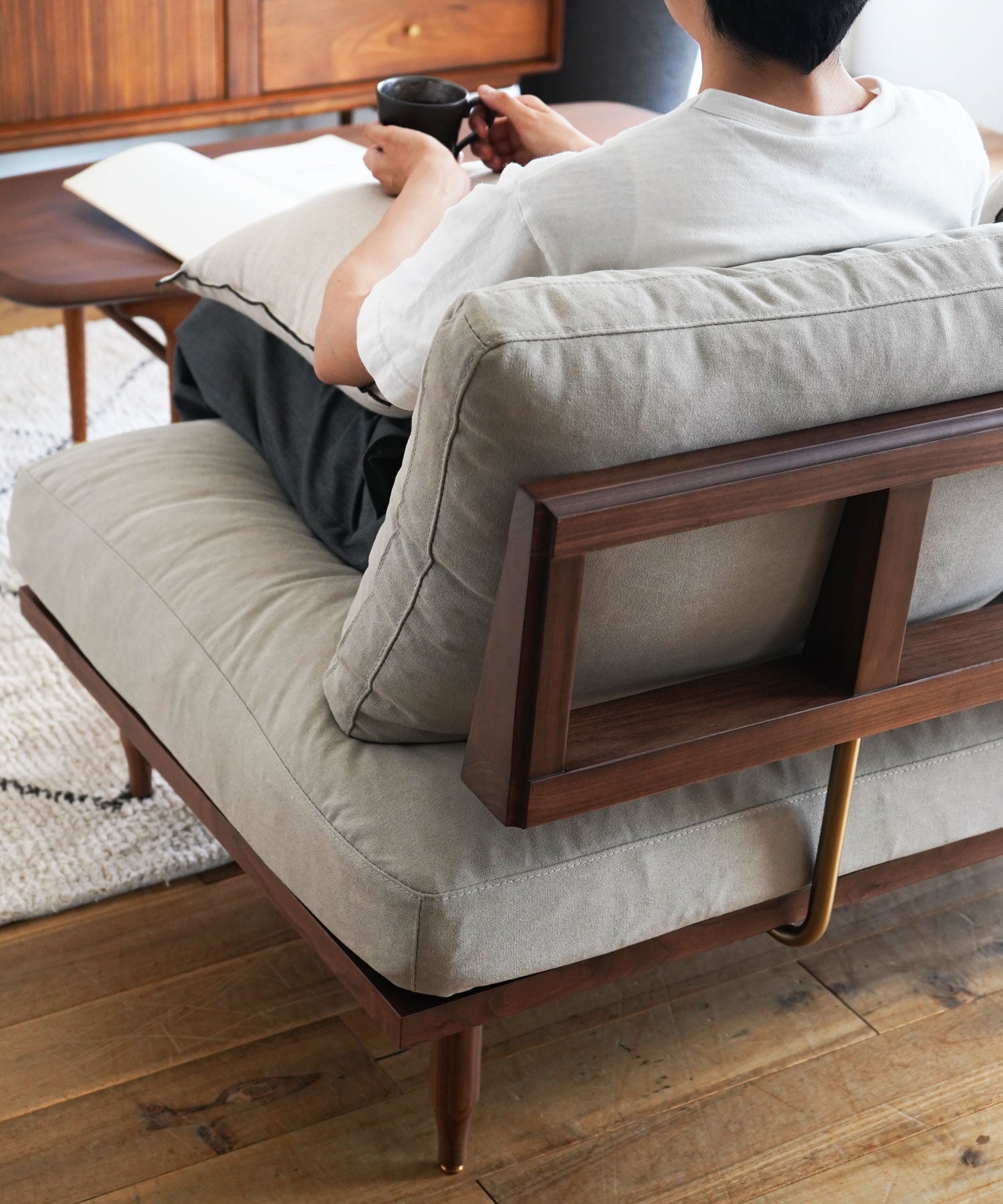 背もたれ部分を台形に仕上げることで、背クッションが体を心地よく支えてくれます。