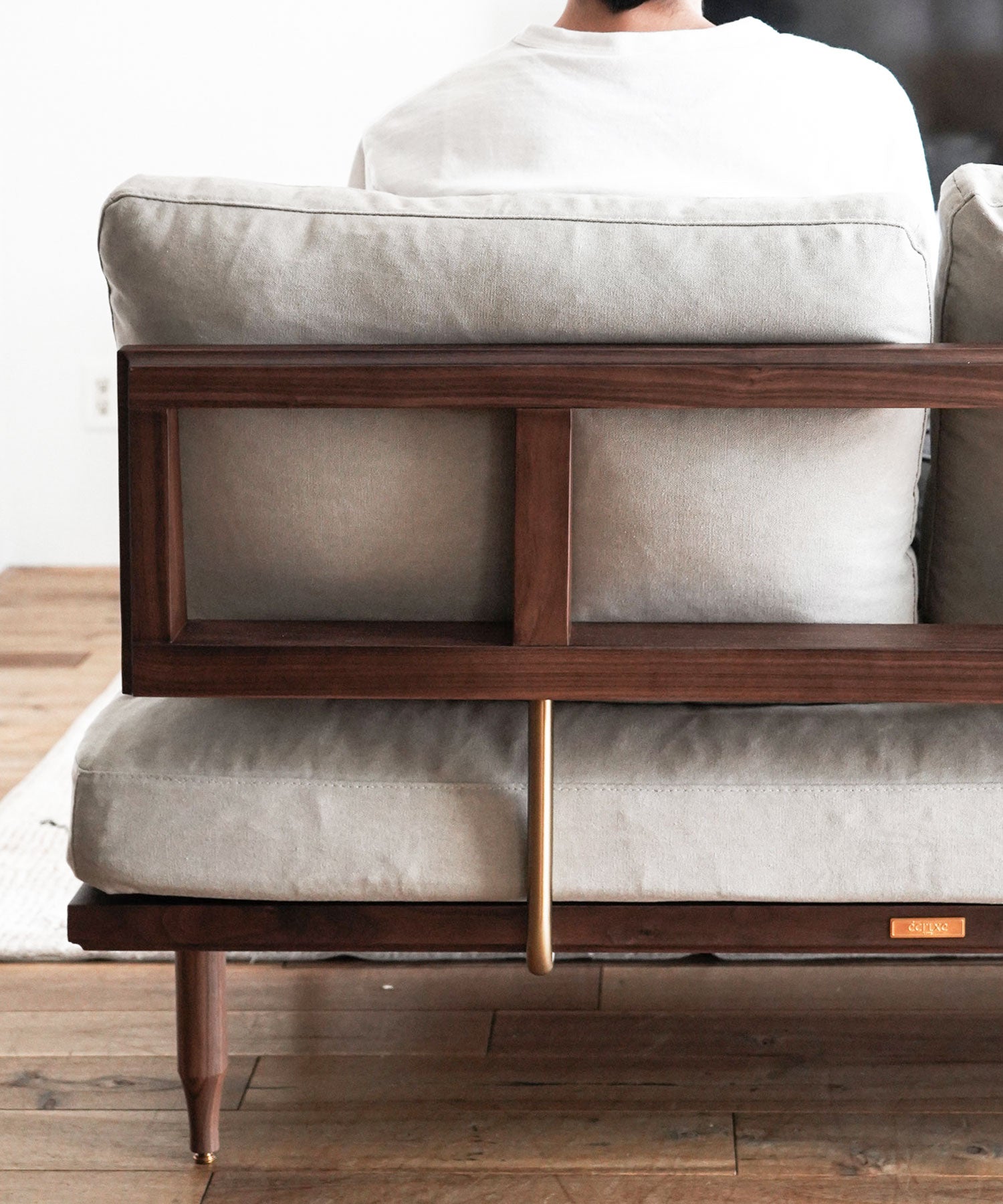 木製フレームと真鍮色パーツを組み合わせ、後ろ姿にもこだわったデザインです。