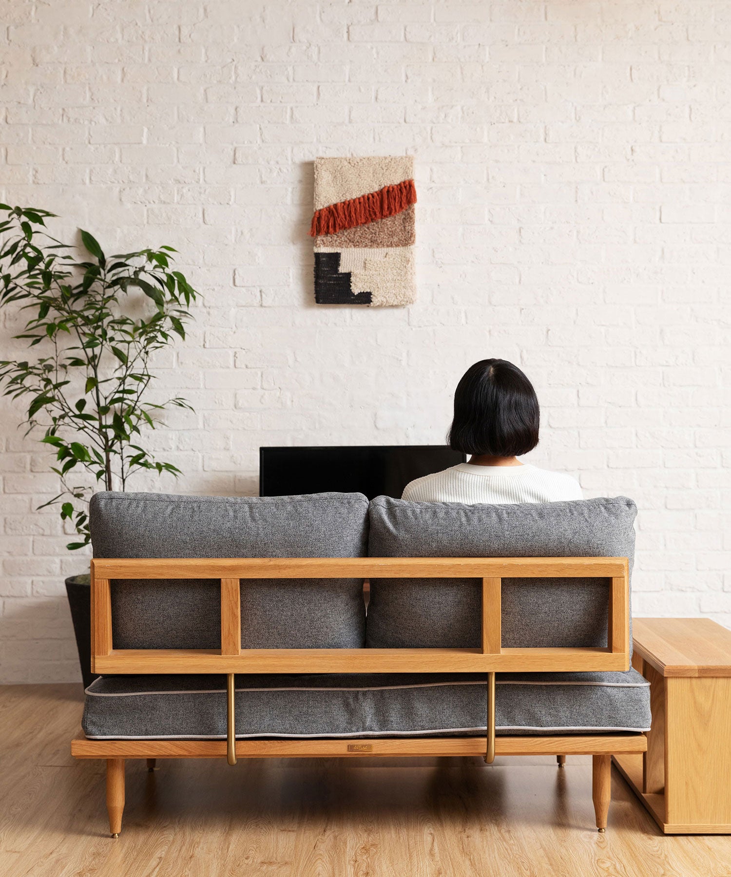 後ろ姿の美しさにもこだわったデザイン。お部屋の中央に置いても様になります。