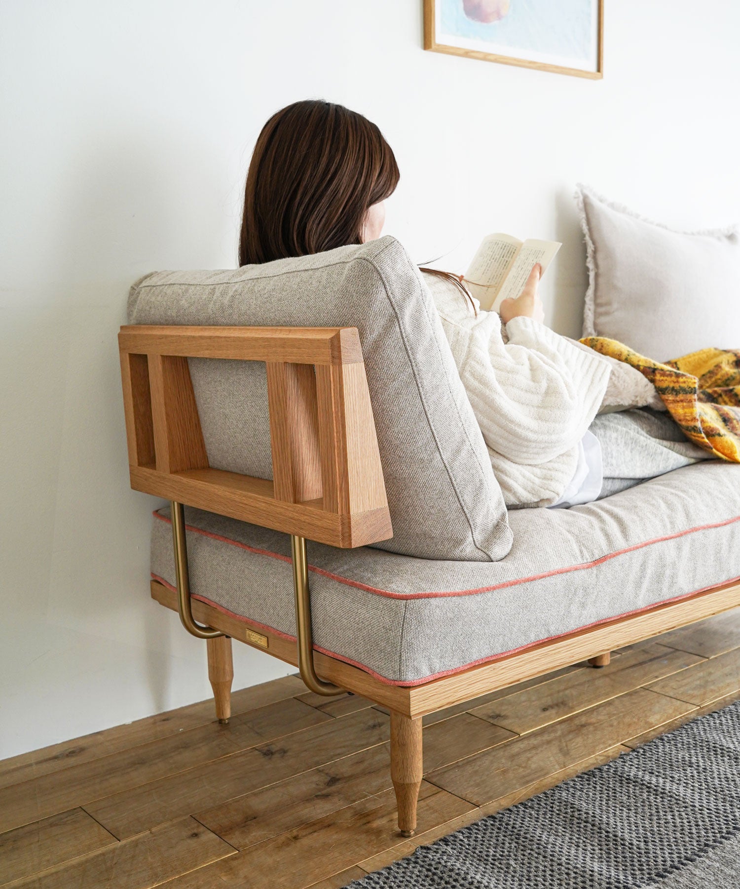 背もたれを台形にすることで、背クッションが体を心地よく支えてくれます。