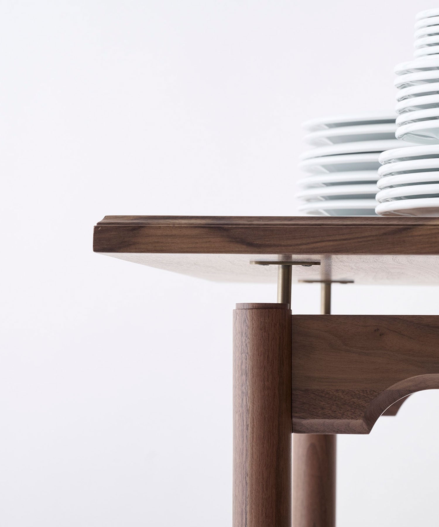 EPI DINING TABLE WALNUT 800