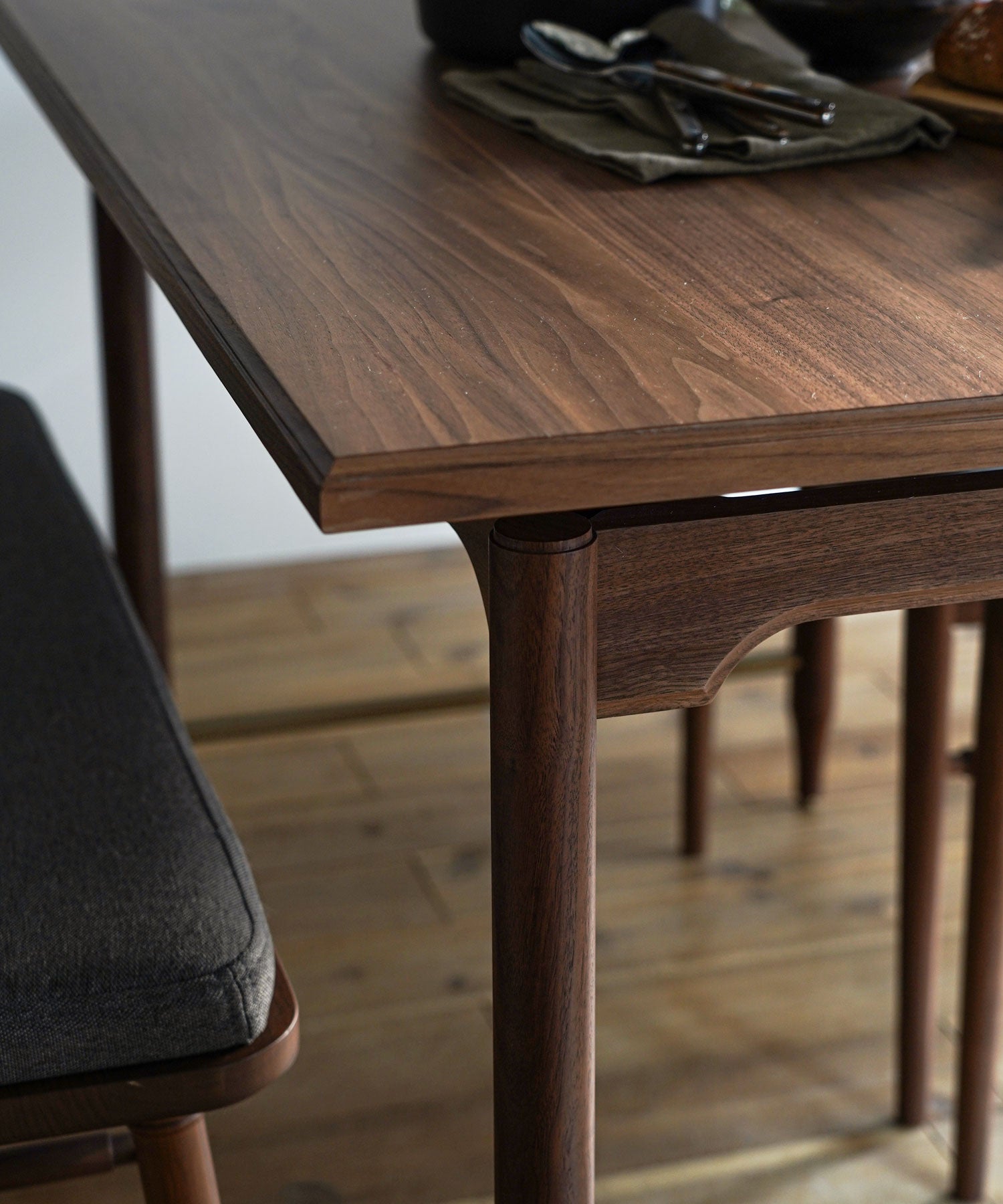 EPI DINING TABLE WALNUT 1200