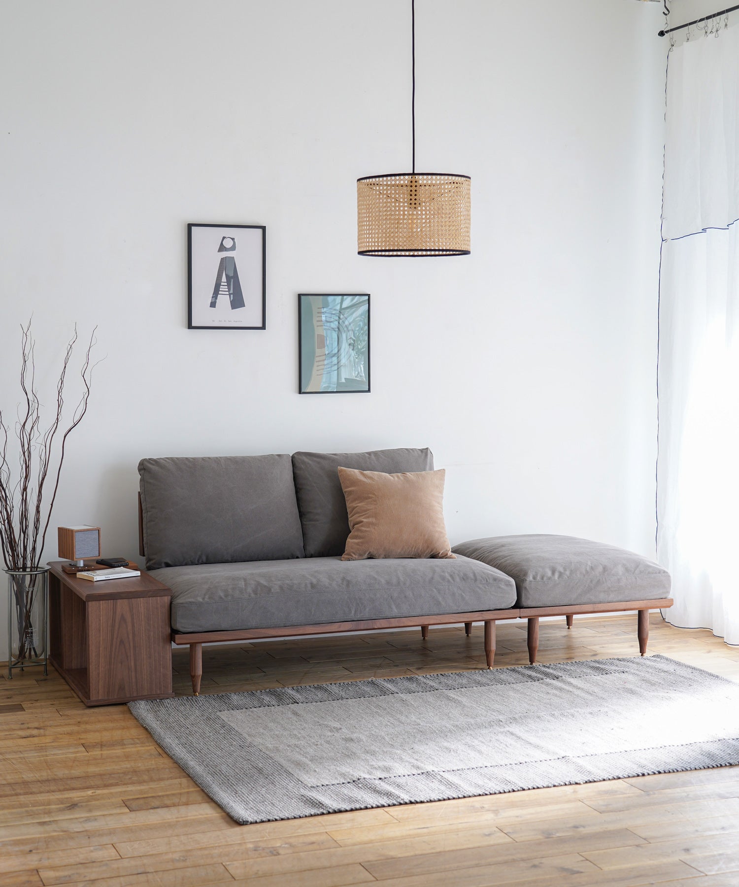 ソファと横並びに付けて、3人掛け仕様に。