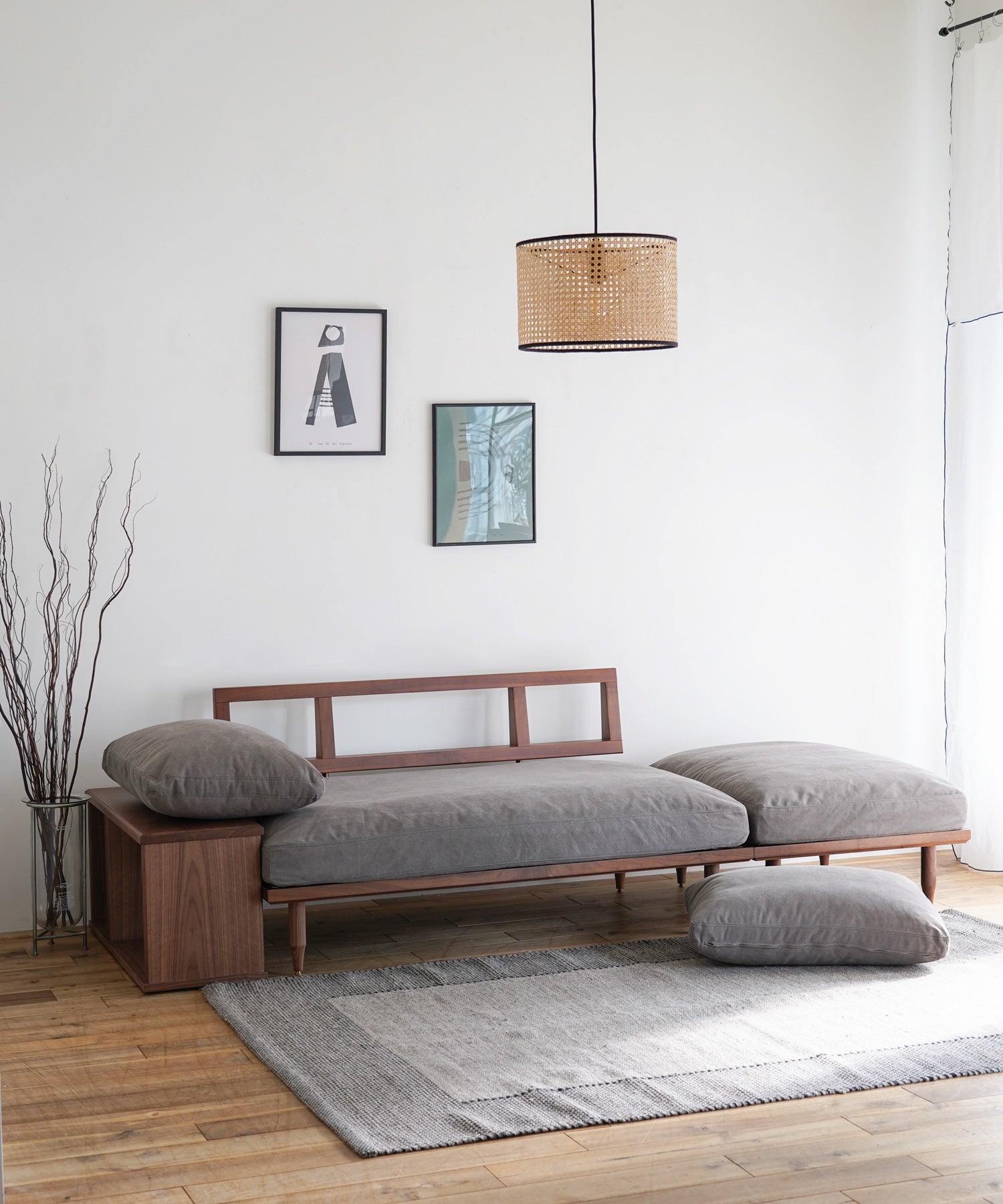 クッションを動かせば、デイベッド感覚で贅沢にくつろげます。