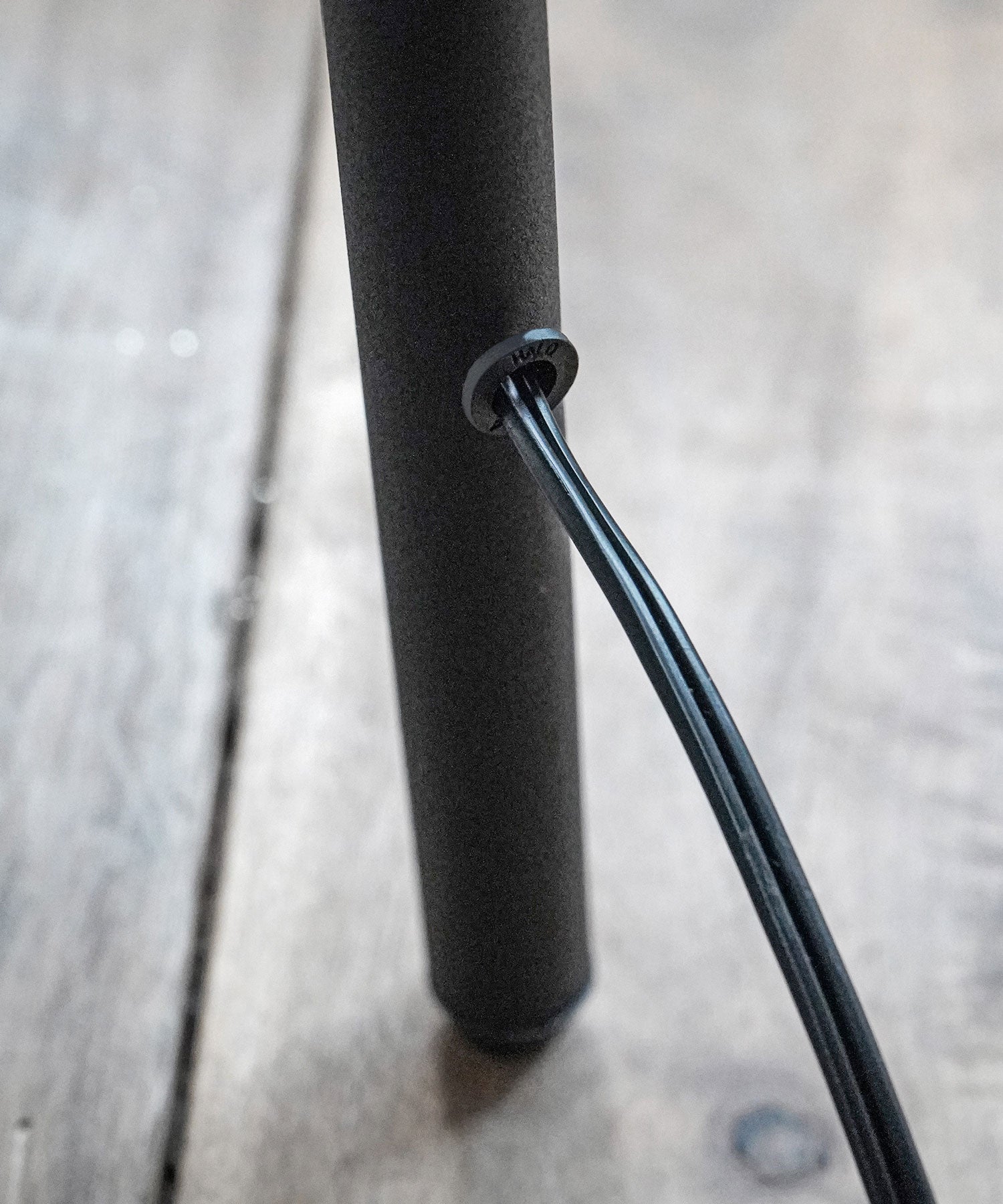 配線は脚の中を通すことでスッキリ見せます