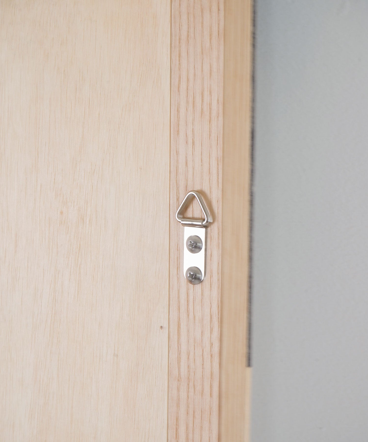 背面には固定用の金具が付きます