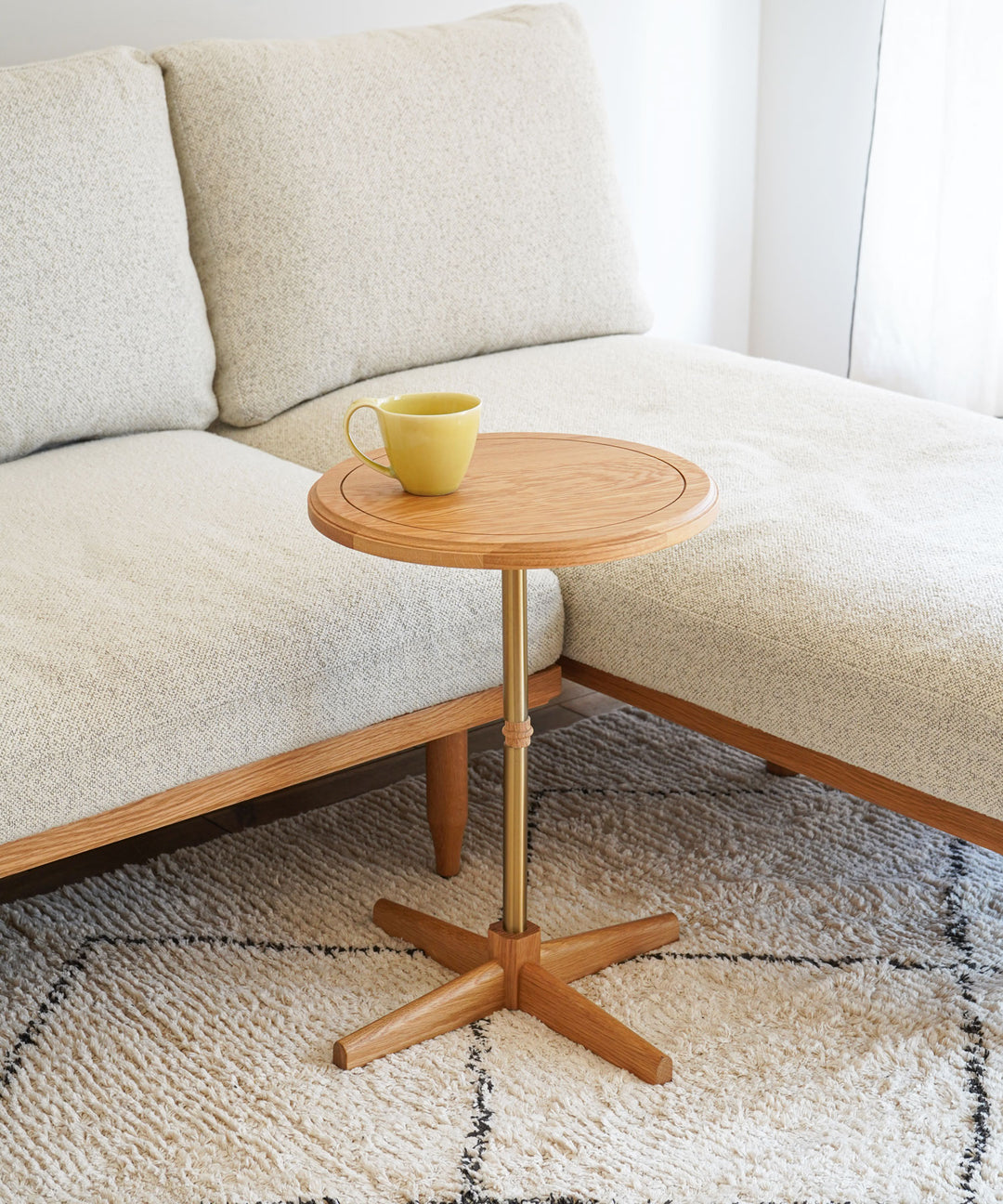 ecruxe（エクリュクス）LIEN ROUND SIDE TABLE OAK｜真鍮塗装と木材のコンビネーションが美しいサイドテーブル –  TIMELESS COMFORT