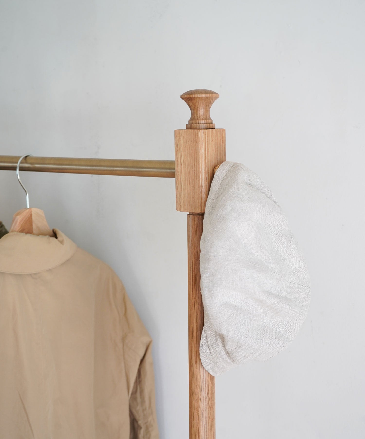 LIEN COAT HANGER RACK OAK