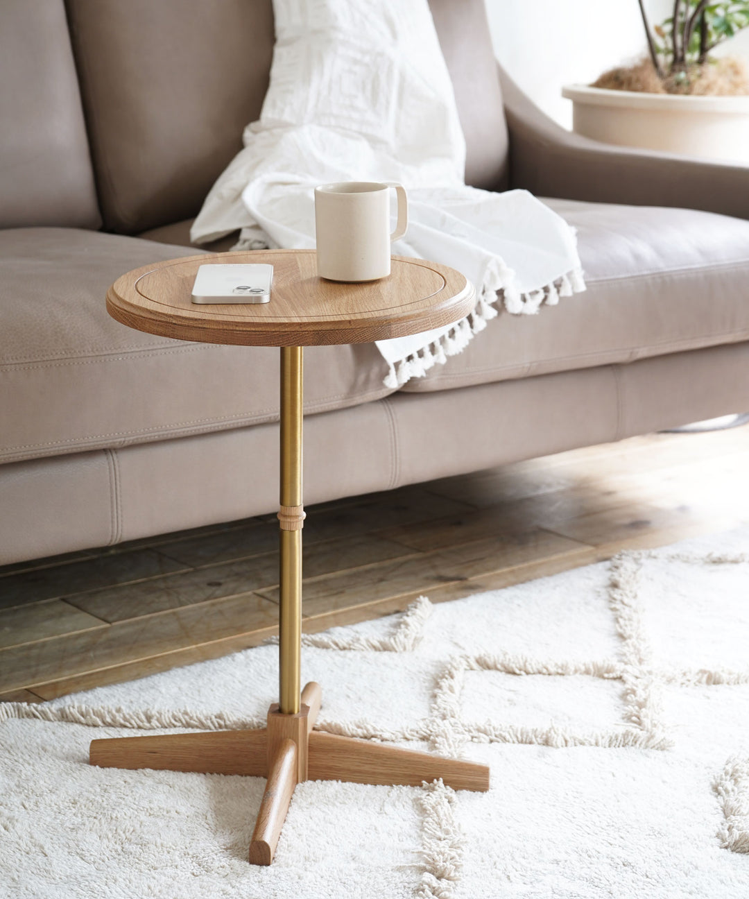 ecruxe（エクリュクス）LIEN ROUND SIDE TABLE OAK｜真鍮塗装と木材のコンビネーションが美しいサイドテーブル –  TIMELESS COMFORT