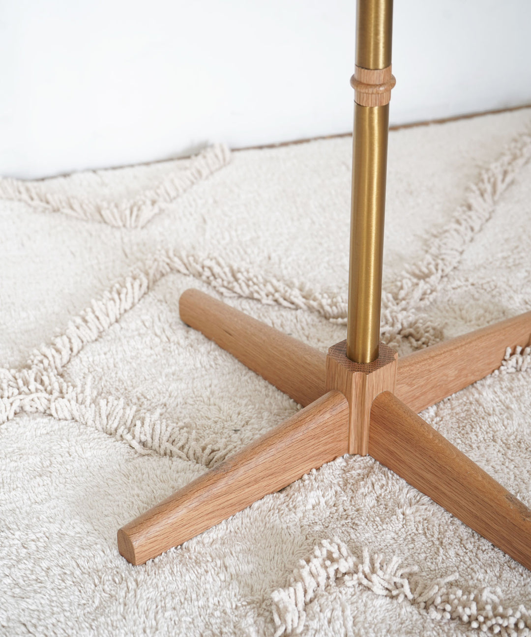 ecruxe（エクリュクス）LIEN ROUND SIDE TABLE OAK｜真鍮塗装と木材の