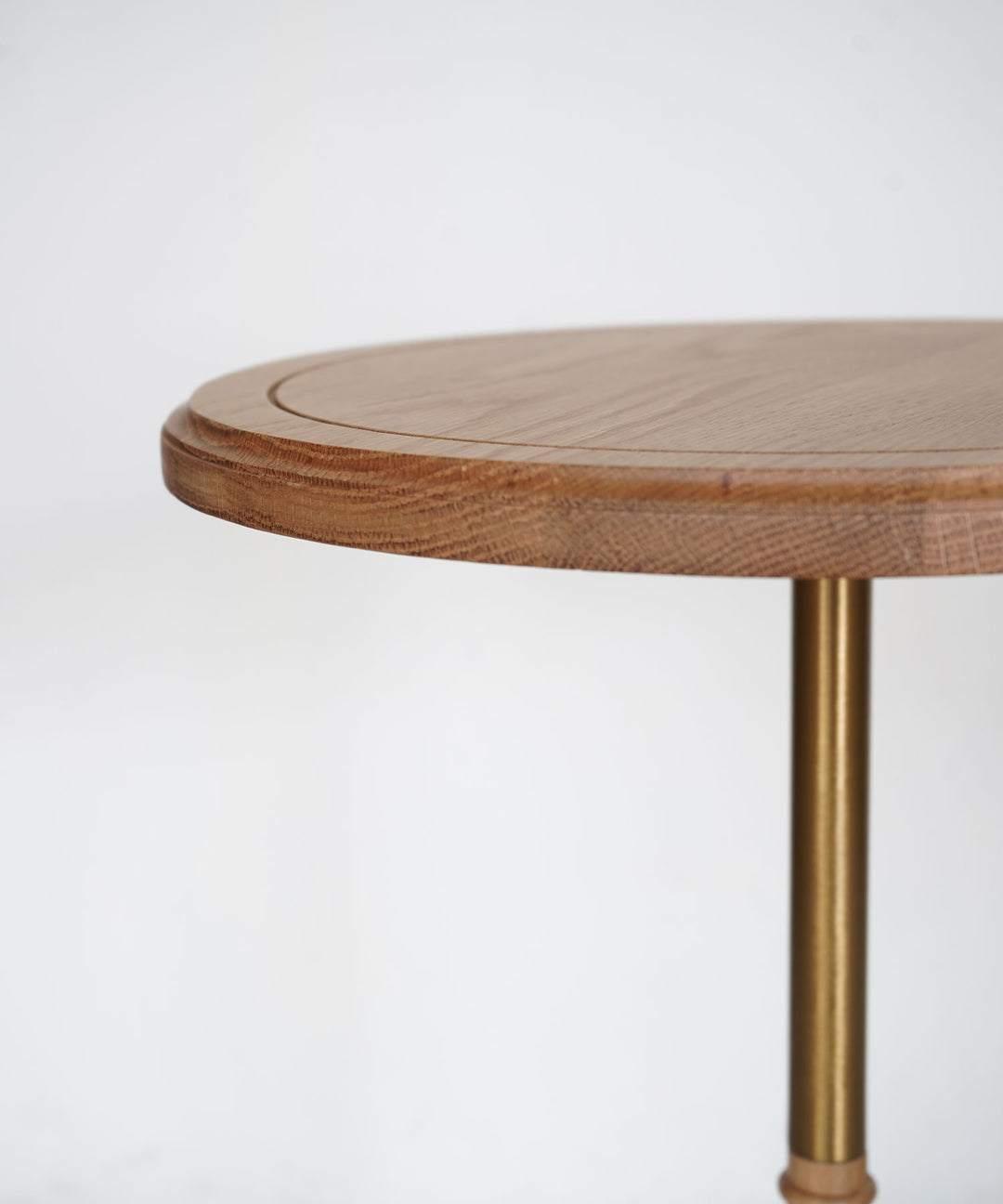 ecruxe（エクリュクス）LIEN ROUND SIDE TABLE OAK｜真鍮塗装と木材のコンビネーションが美しいサイドテーブル –  TIMELESS COMFORT