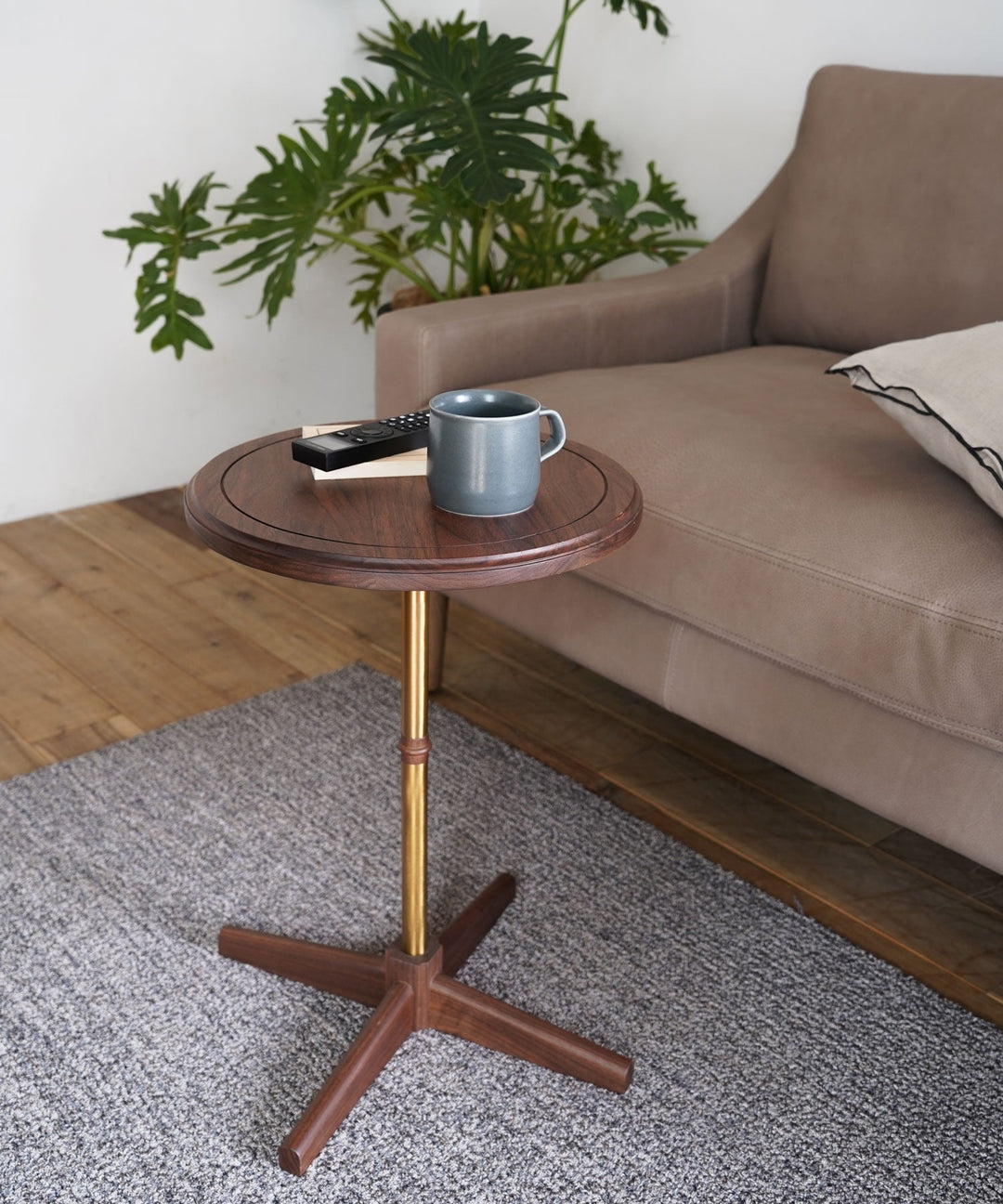 ecruxe（エクリュクス）LIEN ROUND SIDE TABLE WALNUT｜真鍮塗装と木材