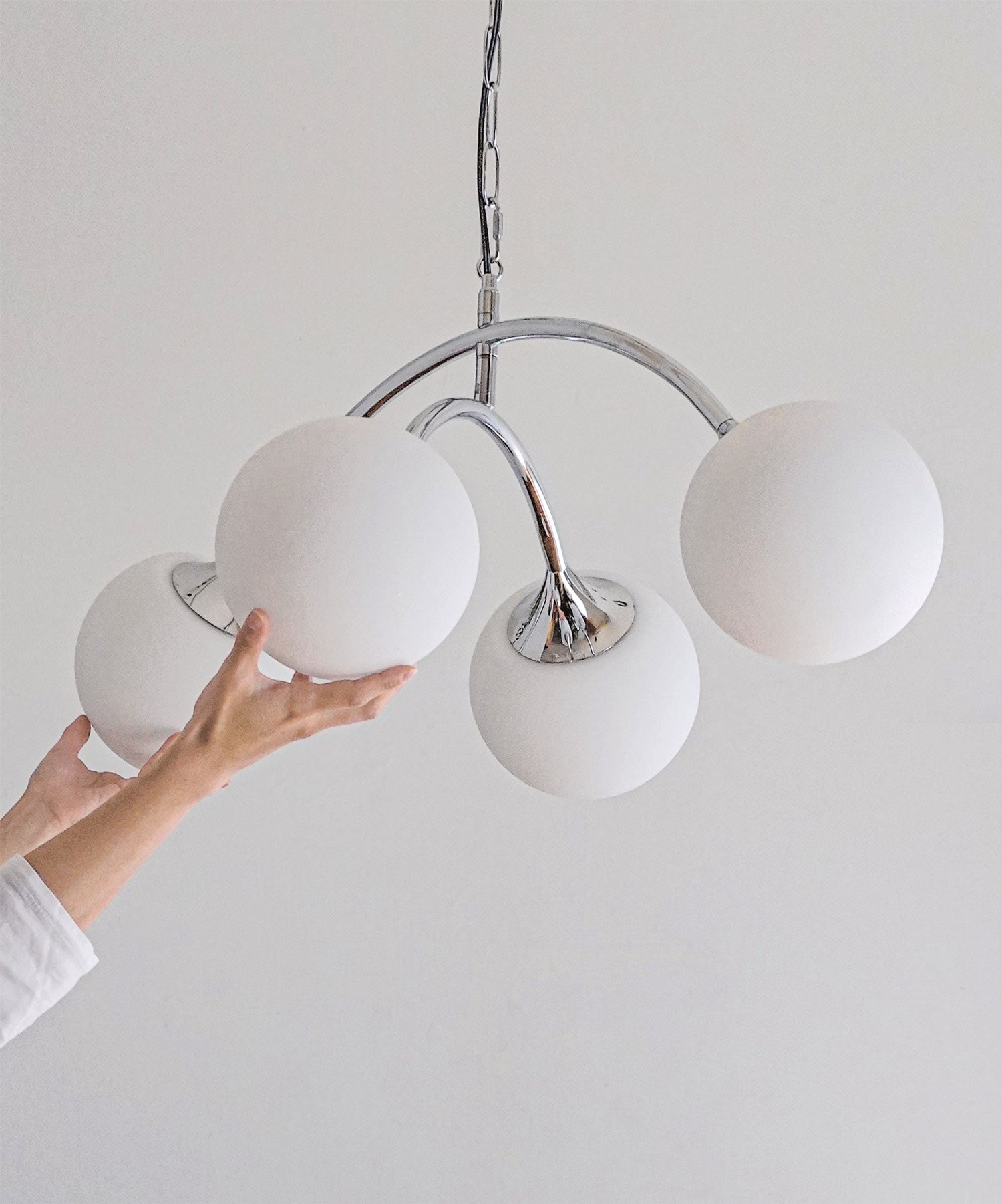 上下のアーチを水平に回転させることで、配置変更可。