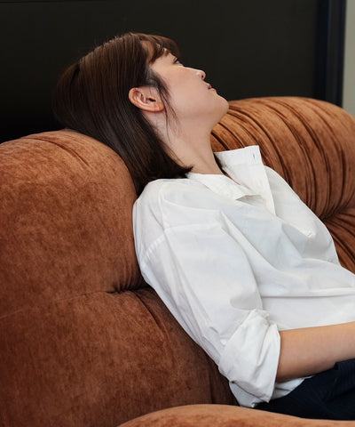 高めの背もたれで、頭まで支えます。