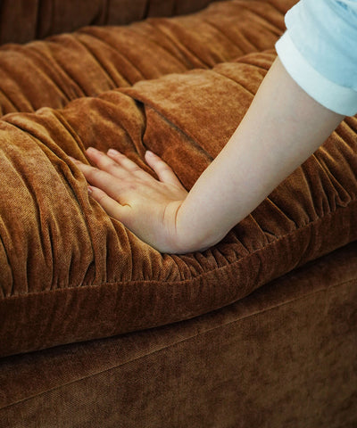 フェザー入りクッションでふっくら包み込むような柔らかさです。